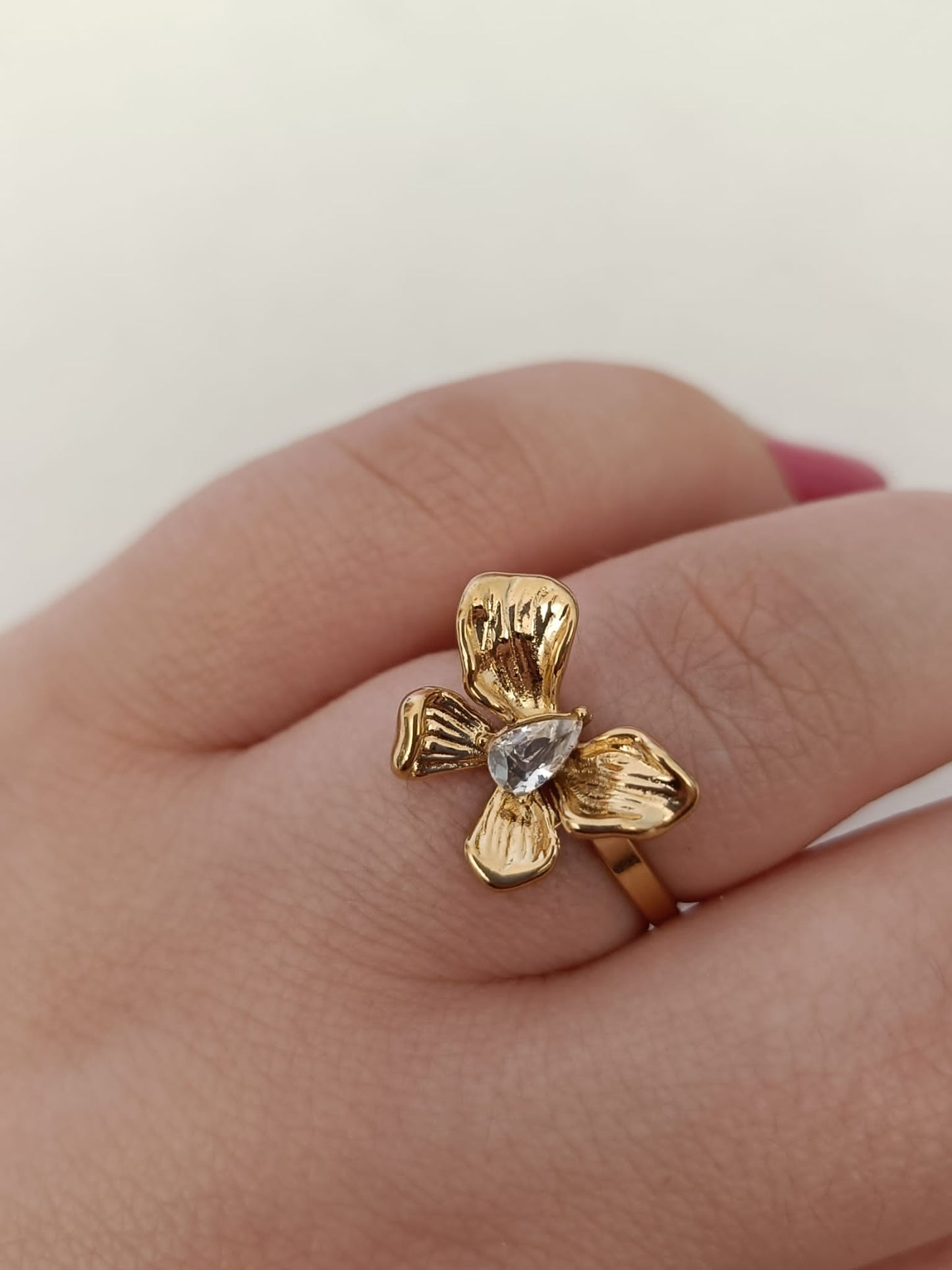 Anel de Aço Dourado de Flor Irregular com Zircónica