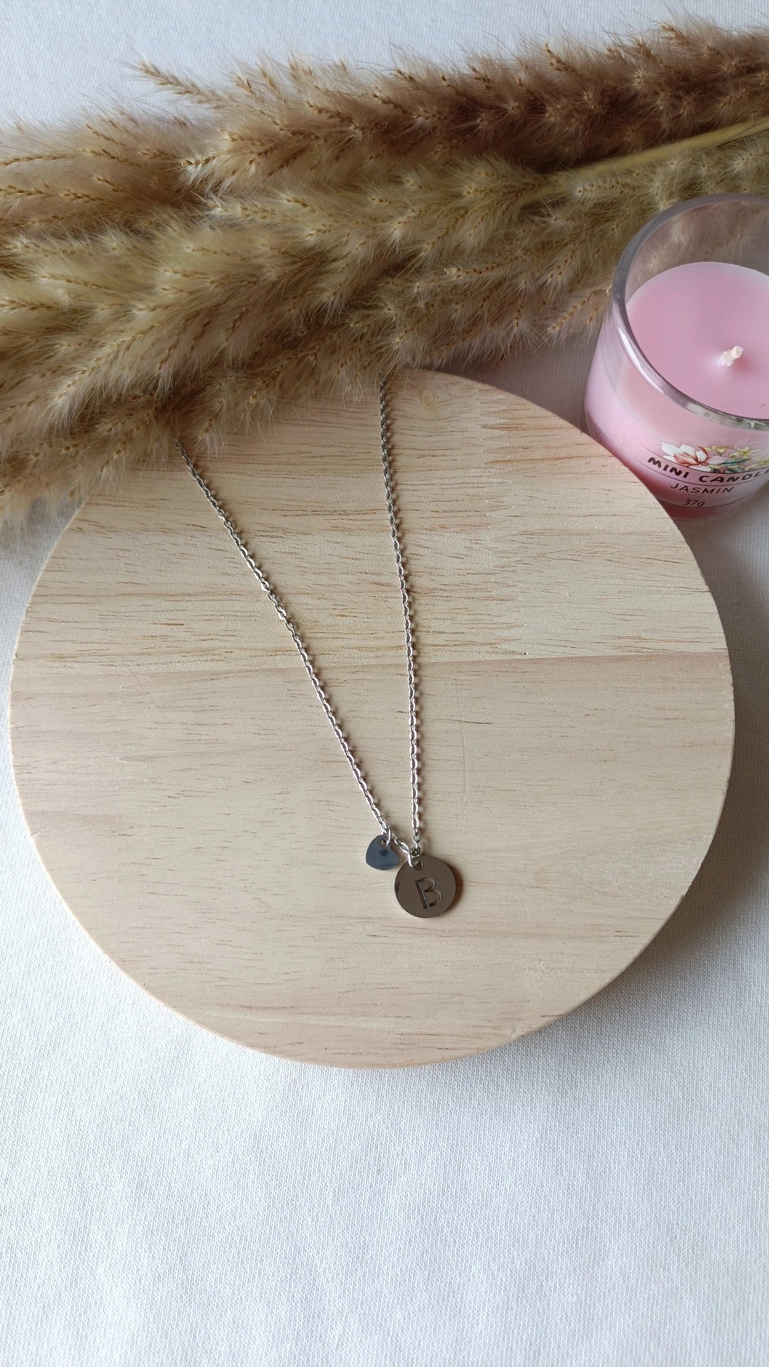 Colar de Aço Prateado de Inicial + Mini Coração