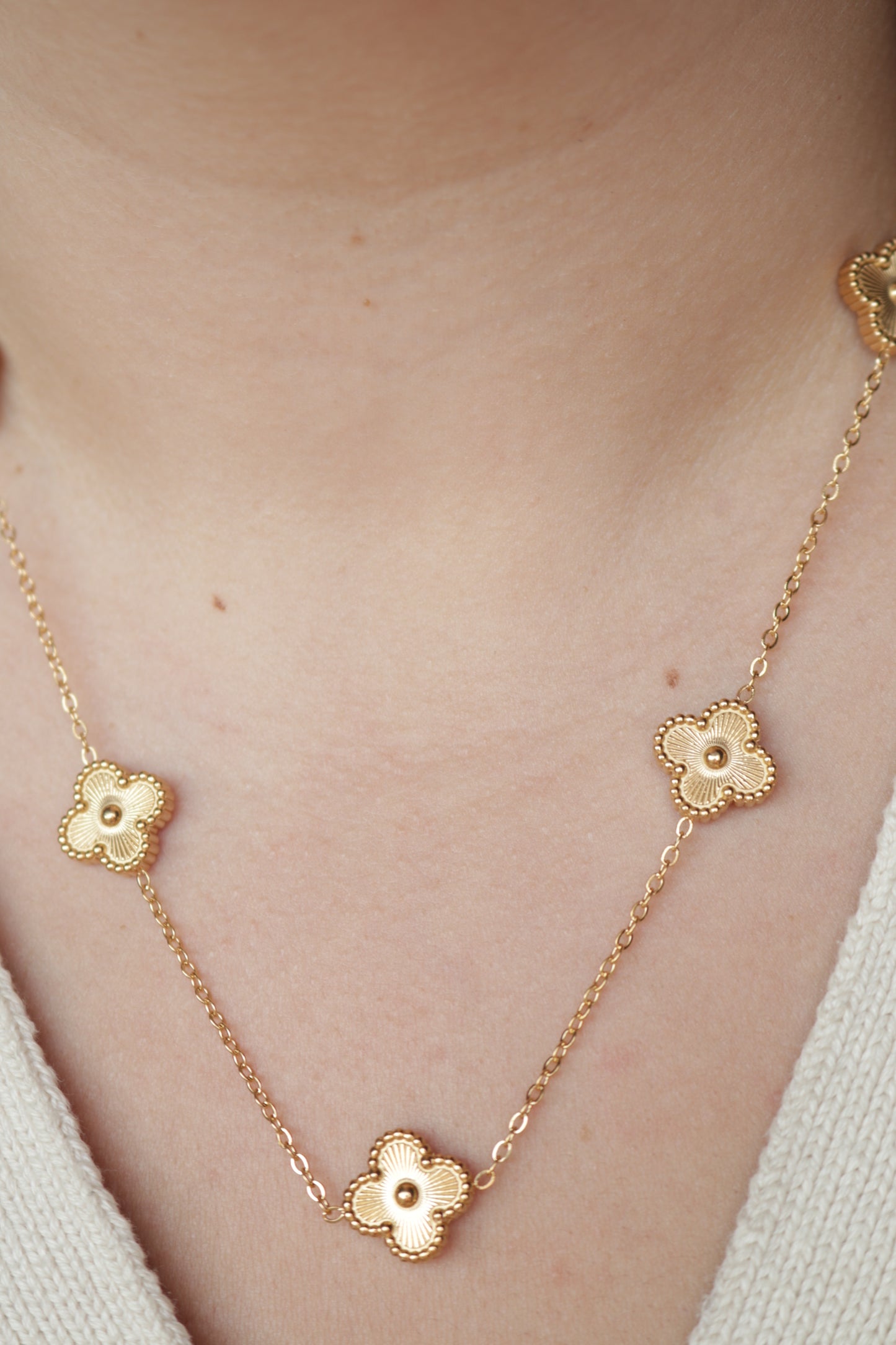 Colar de Aço Dourado de 5 Trevos