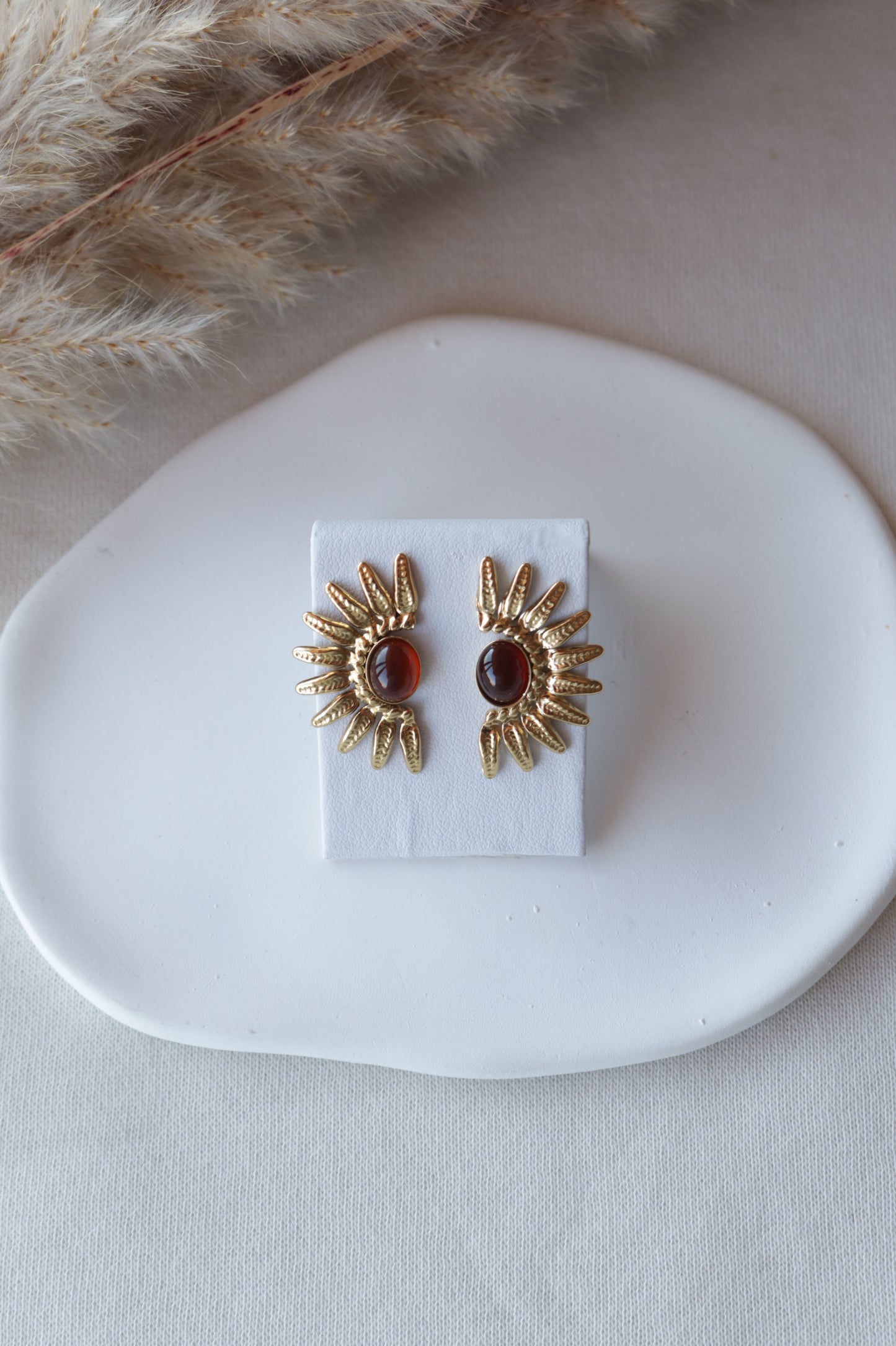 Brincos de Aço Dourado de Meia Flor com Pérola Castanha