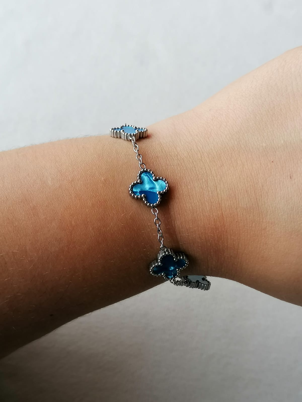 Pulseira de Aço Prateado de 5 Trevos Azuis Madrepérola