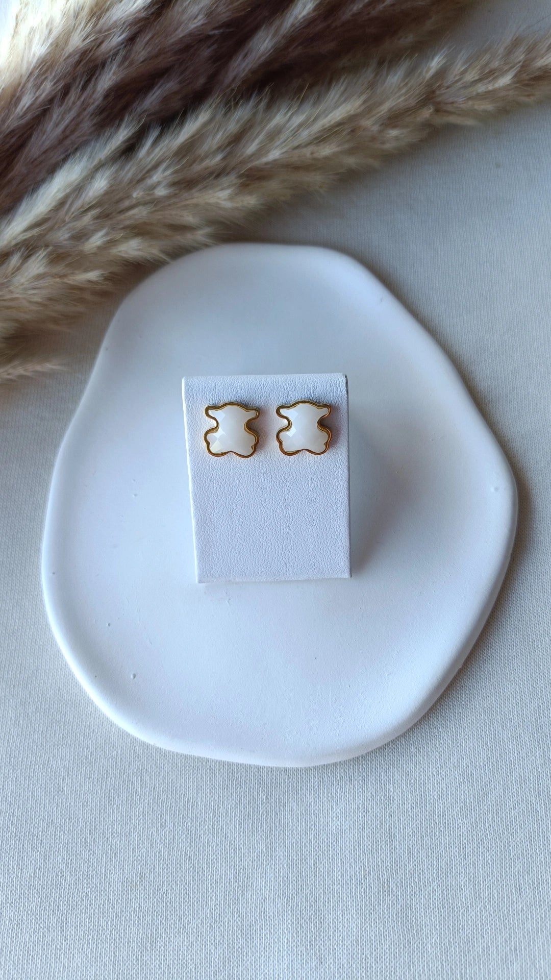 Brincos de Aço Dourado de Urso Branco Madrepérola