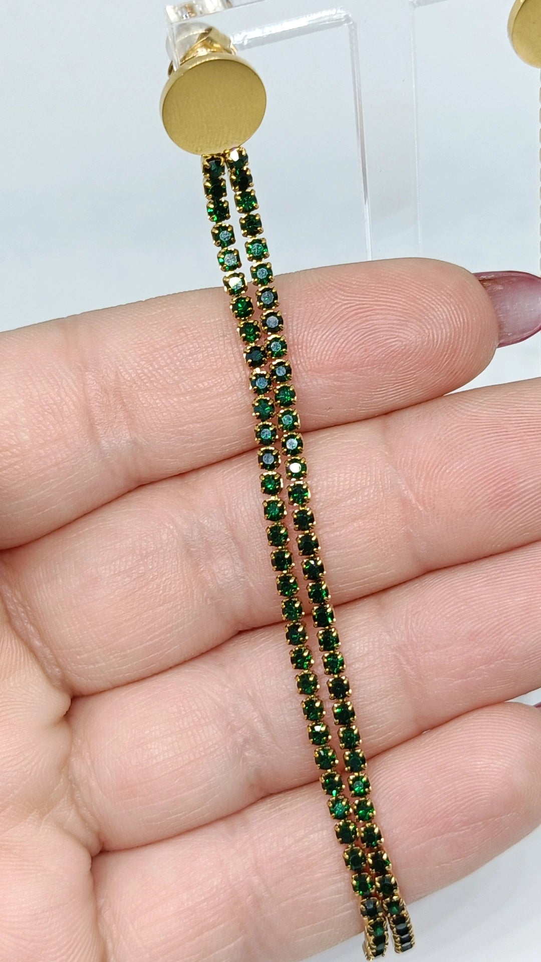 Brincos de Aço Dourado Compridos com Brilhantes Verdes