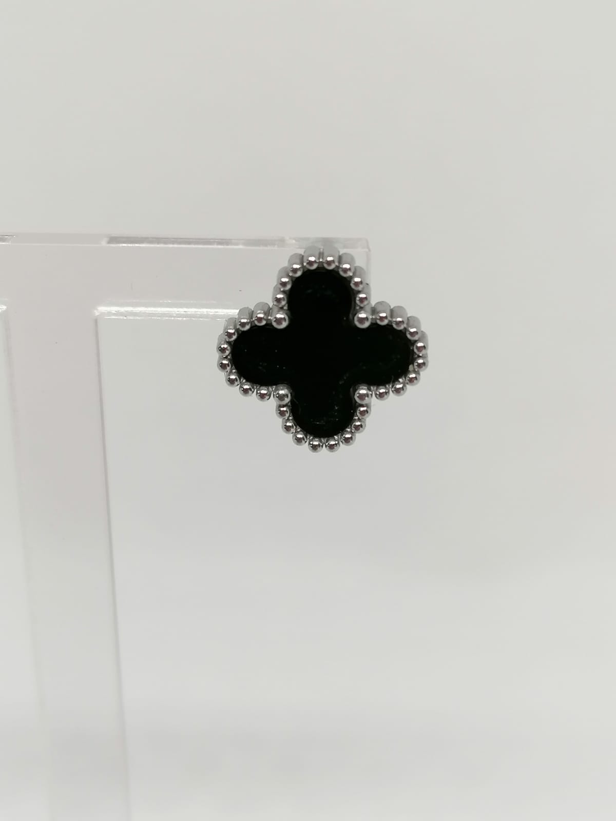 Brincos de Aço Prateado de Trevo Preto