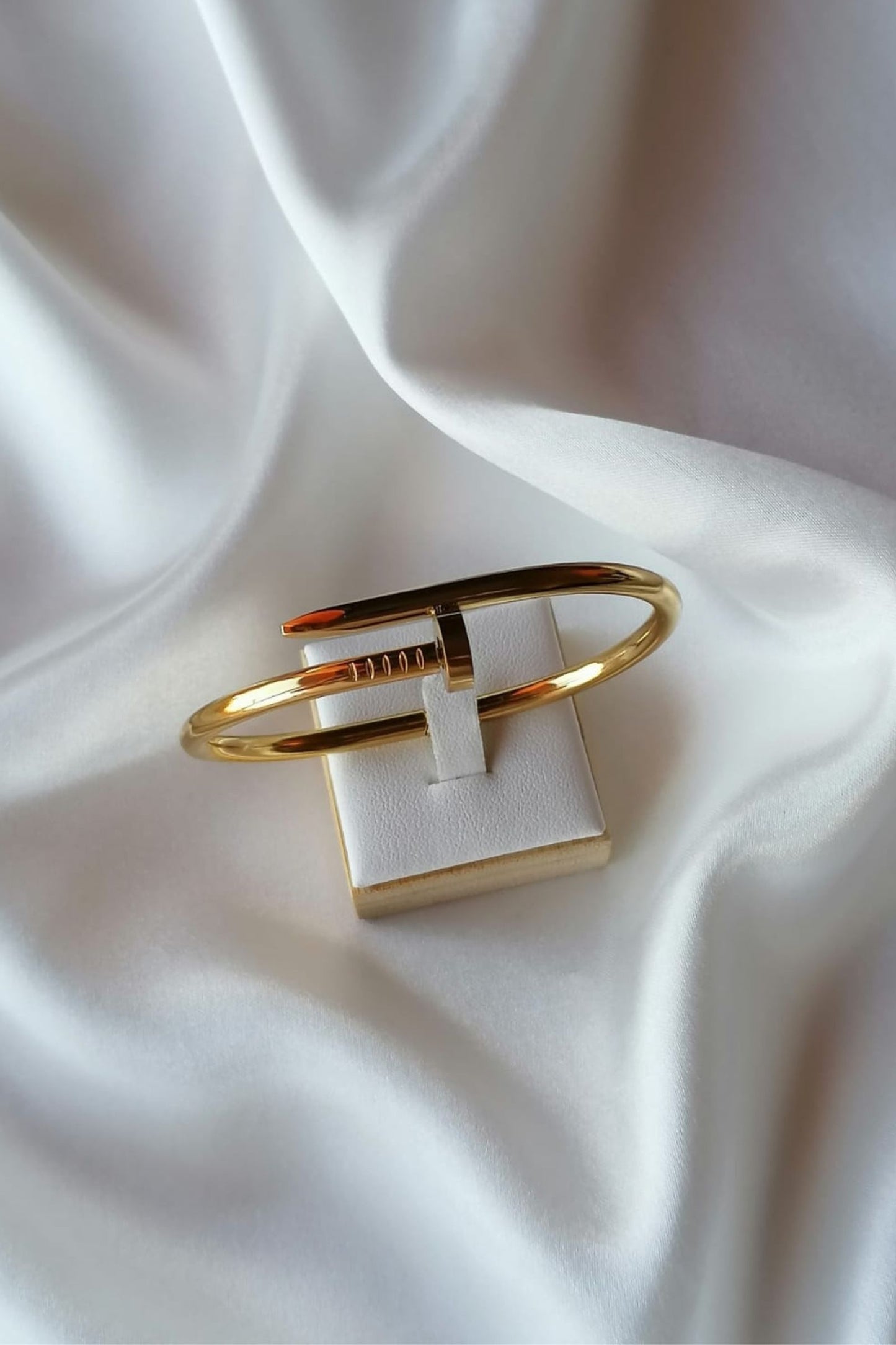 Pulseira de Aço Dourado de Prego Simples