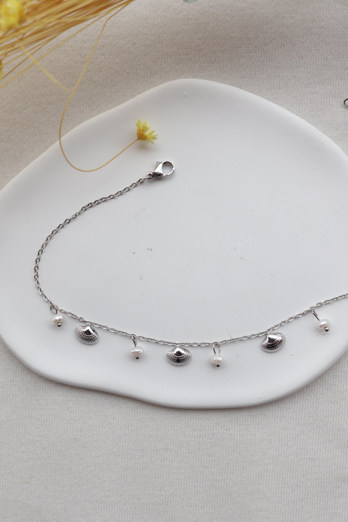 Pulseira de Aço Prateado de Pé com Conchas