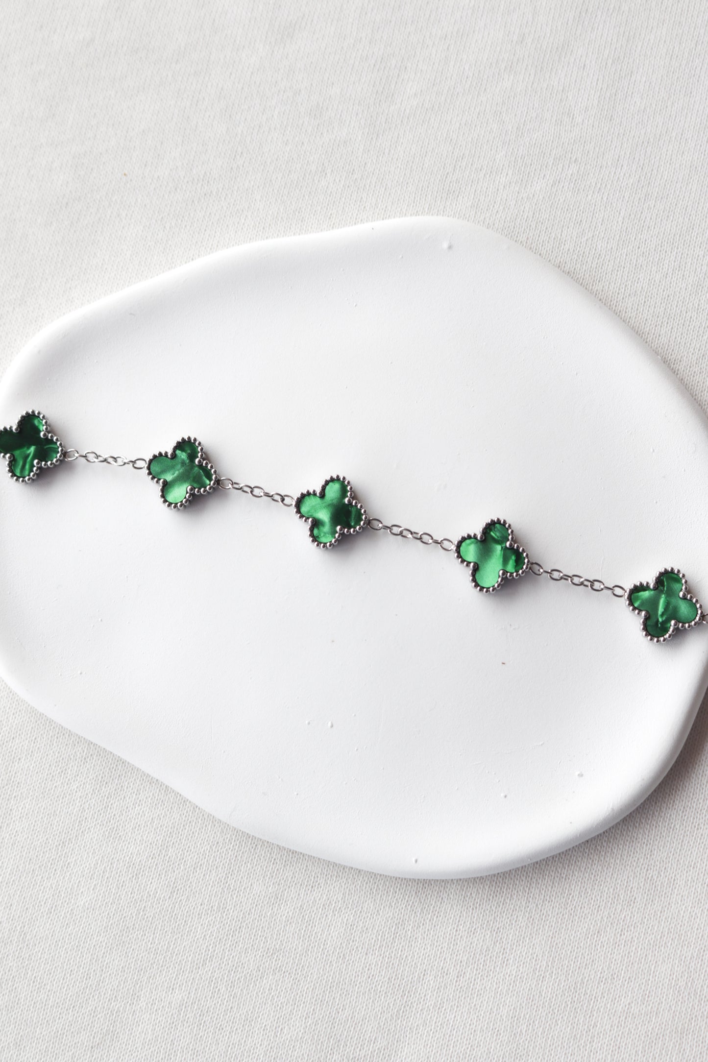 Pulseira de Aço Prateado de 5 Trevos Verdes Madrepérola