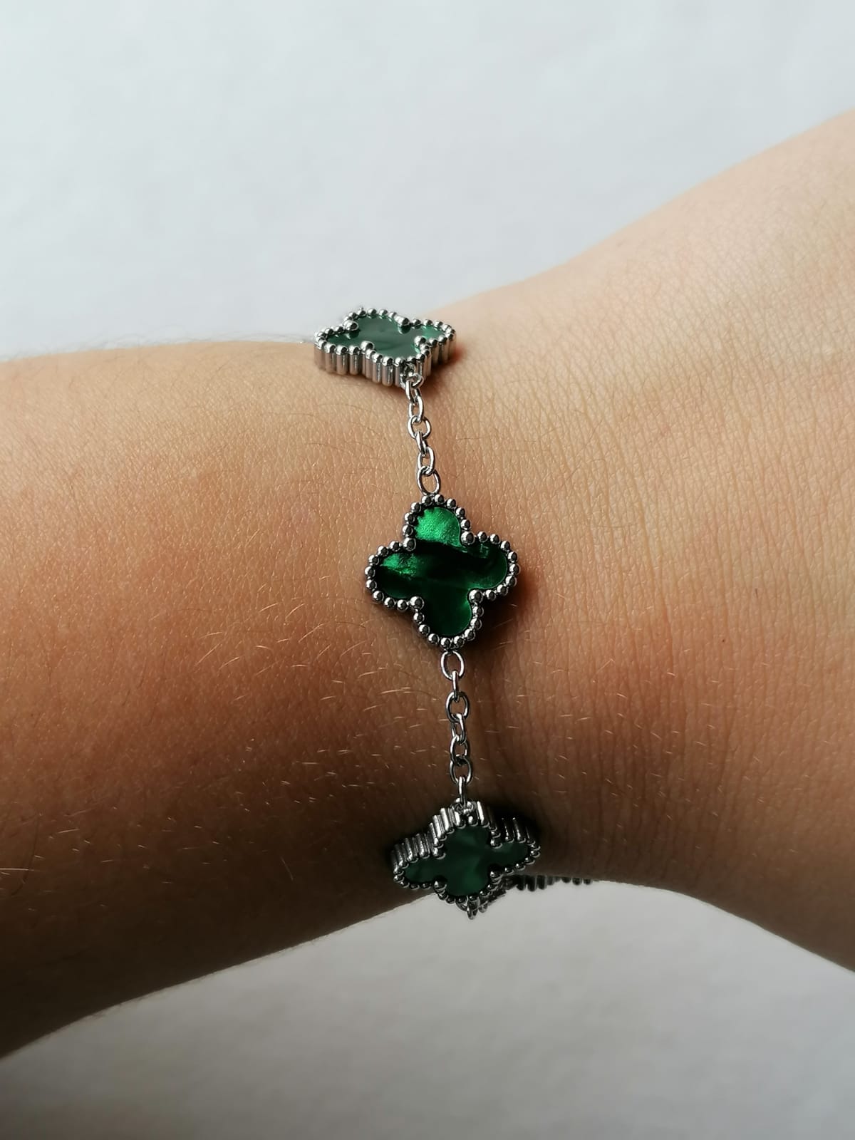Pulseira de Aço Prateado de 5 Trevos Verdes Madrepérola