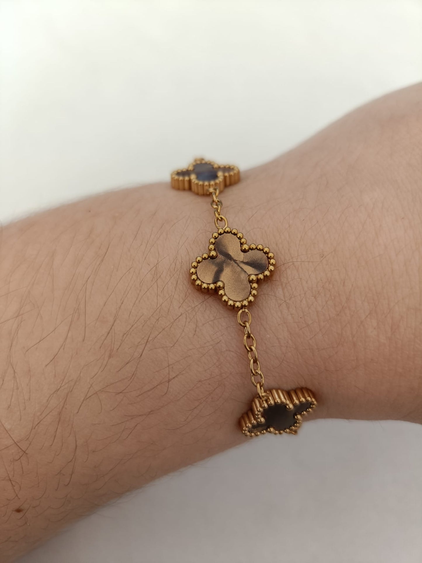 Pulseira de Aço Dourado de 5 Trevos Castanhos Madrepérola