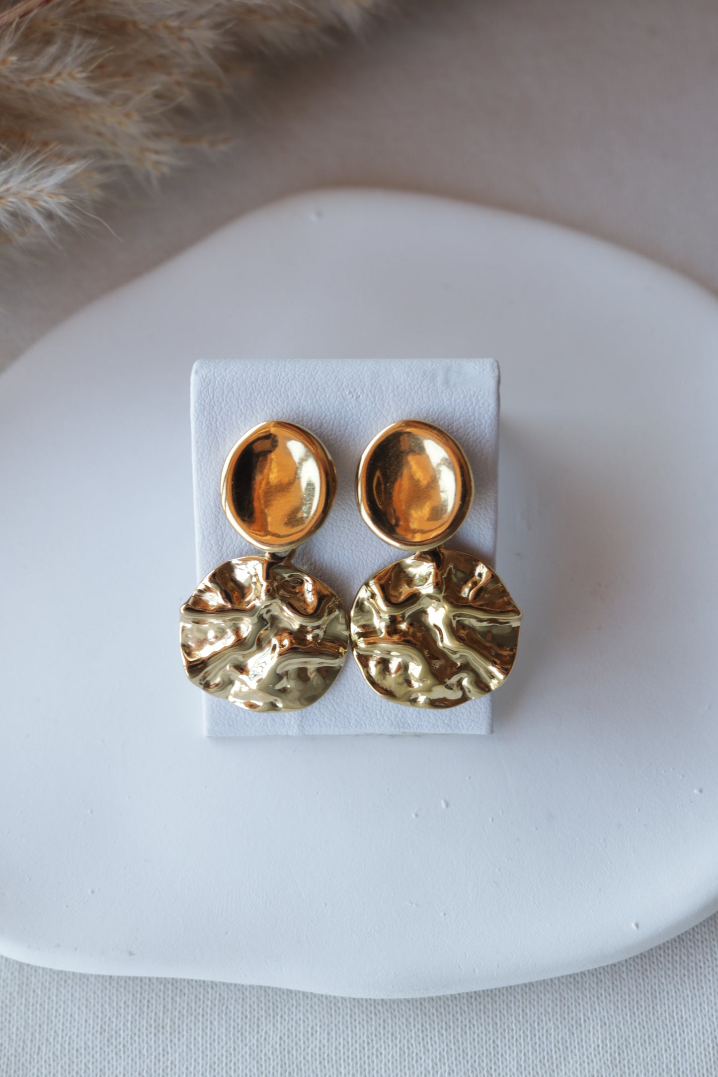 Brincos de Aço Dourado Circulares com Textura