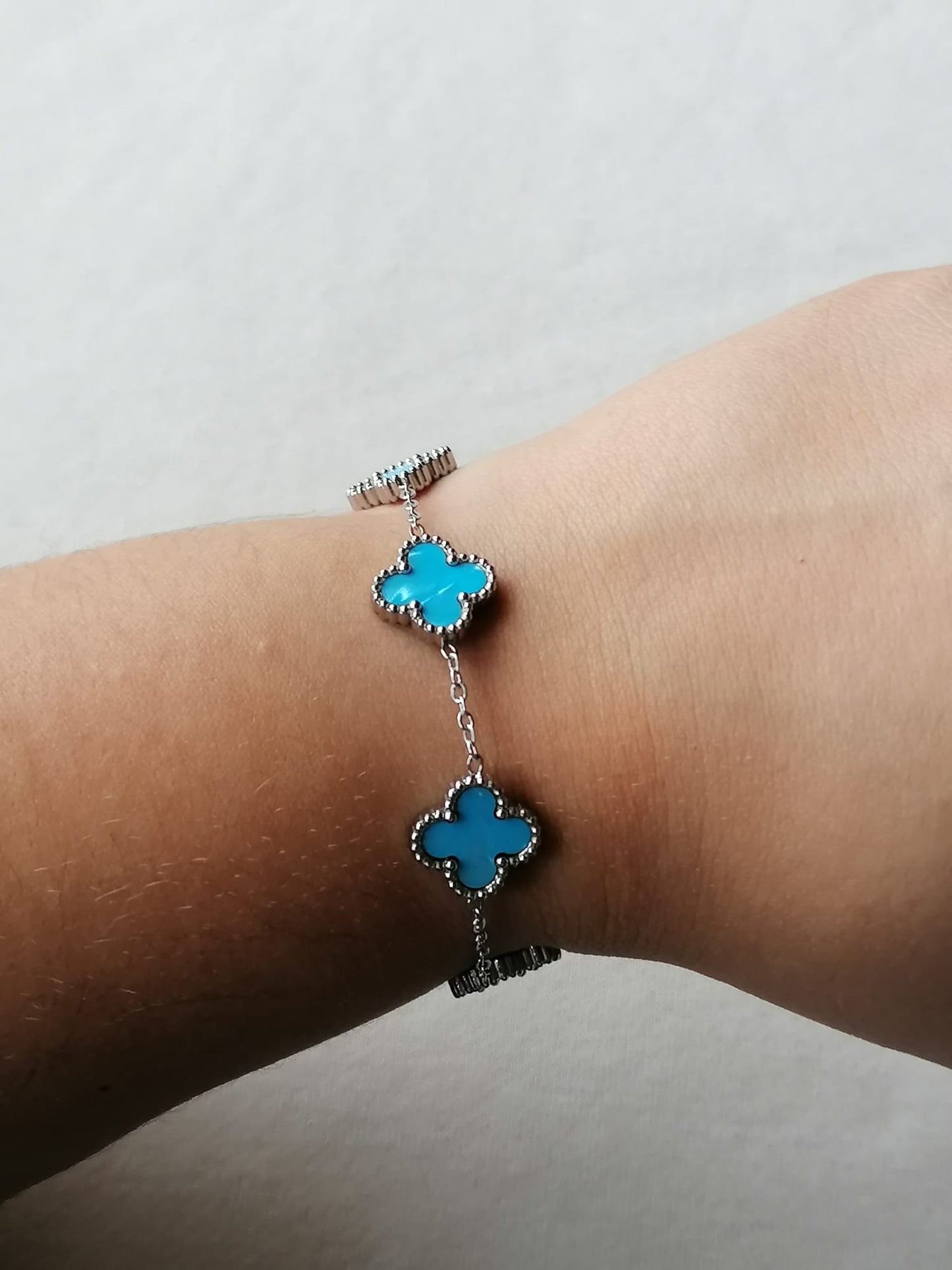 Pulseira de Aço Prateado de 5 Trevos Azuis Madrepérola