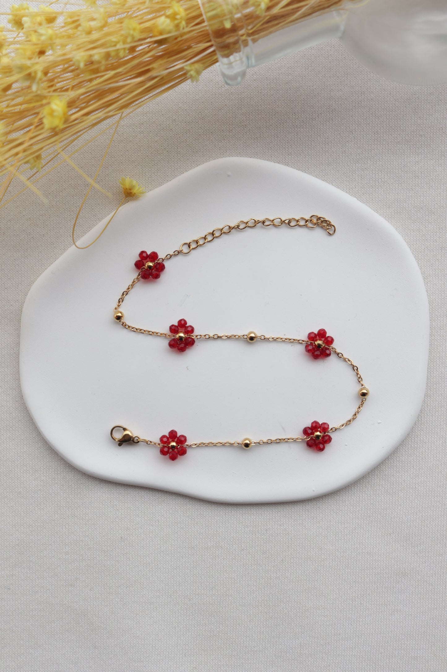 Pulseira de Aço Dourado de Pé com Flores Vermelhas de Missangas