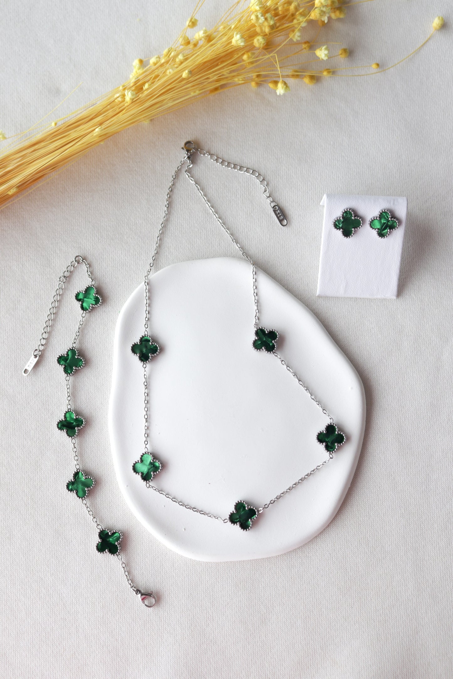 Conjunto Prateado de 5 Trevos Verdes Madrepérola
