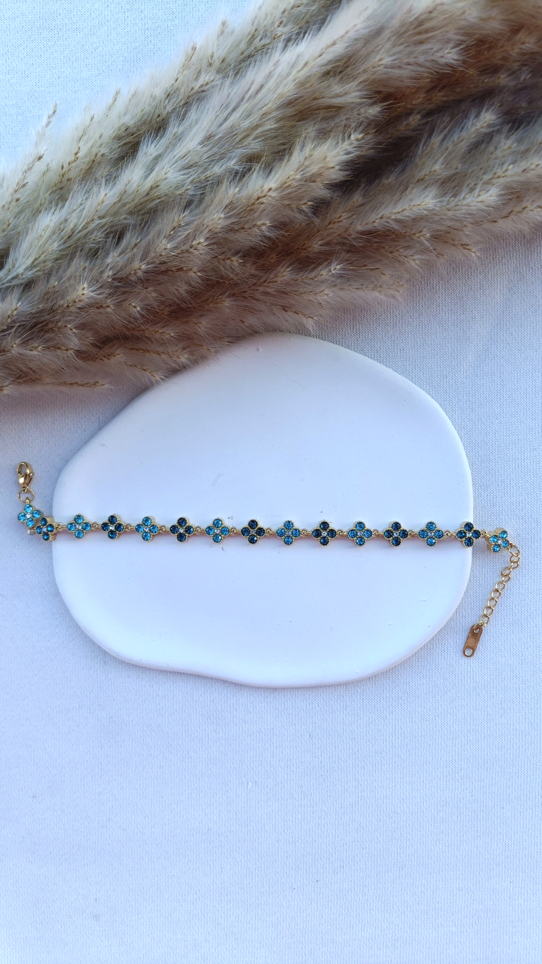 Pulseira de Aço Dourado Inspiração Swarovski de Trevo com Brilhantes Azuis
