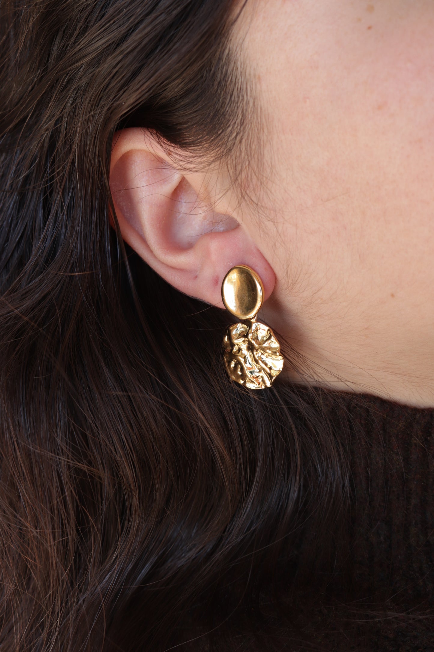 Brincos de Aço Dourado Circulares com Textura