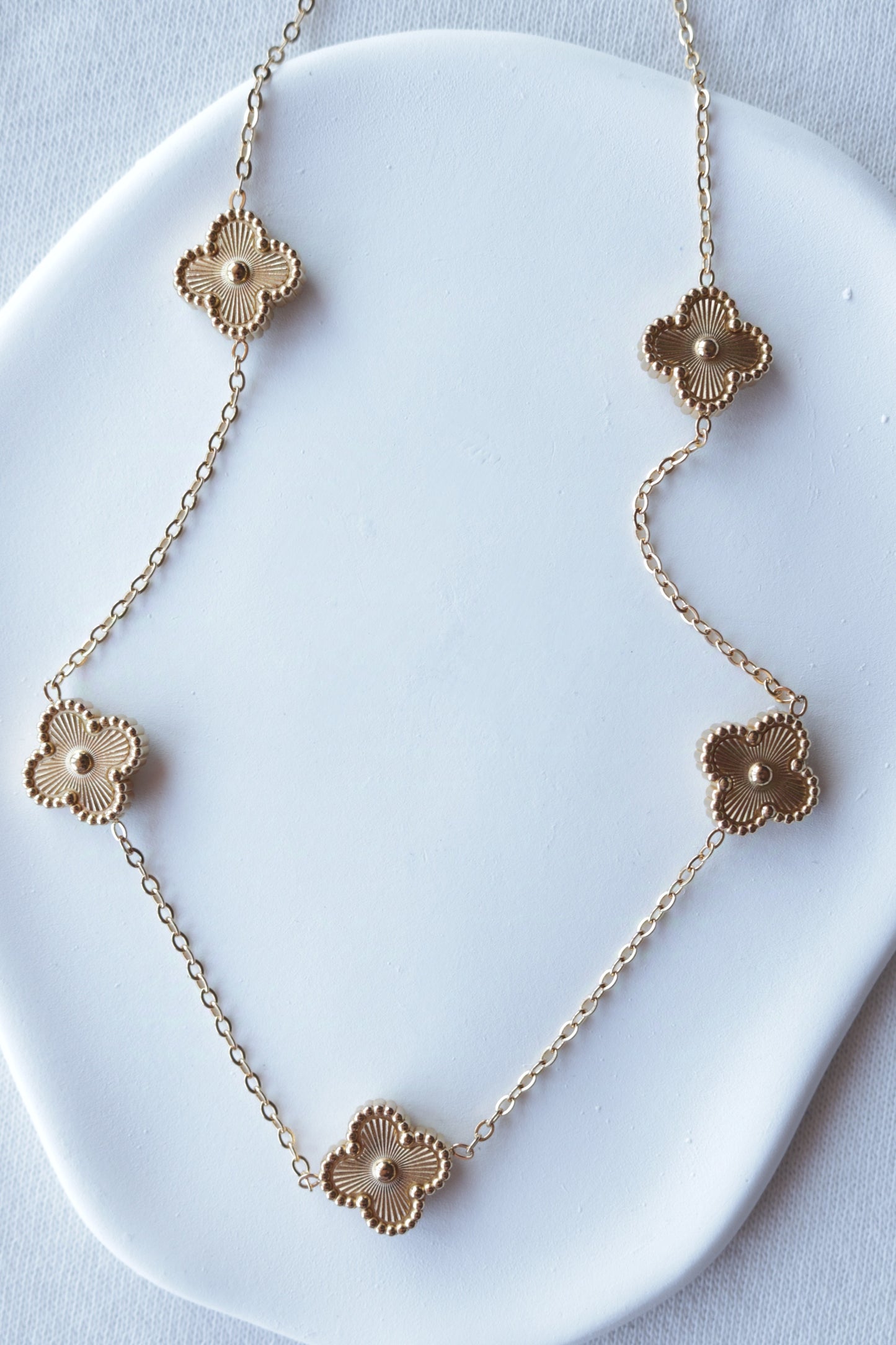 Colar de Aço Dourado de 5 Trevos