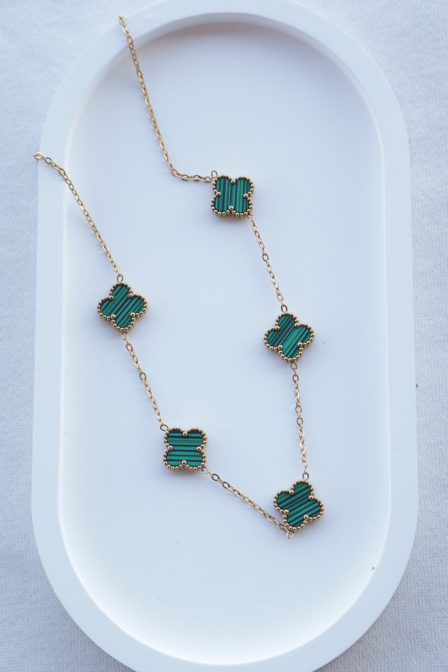 Colar de Aço Dourado de 5 Trevos Verdes