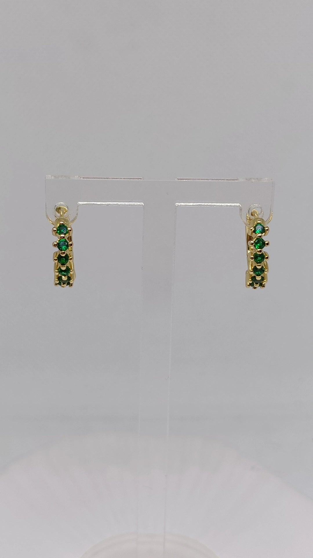 Argolas de Aço Dourado com Brilhantes Verdes