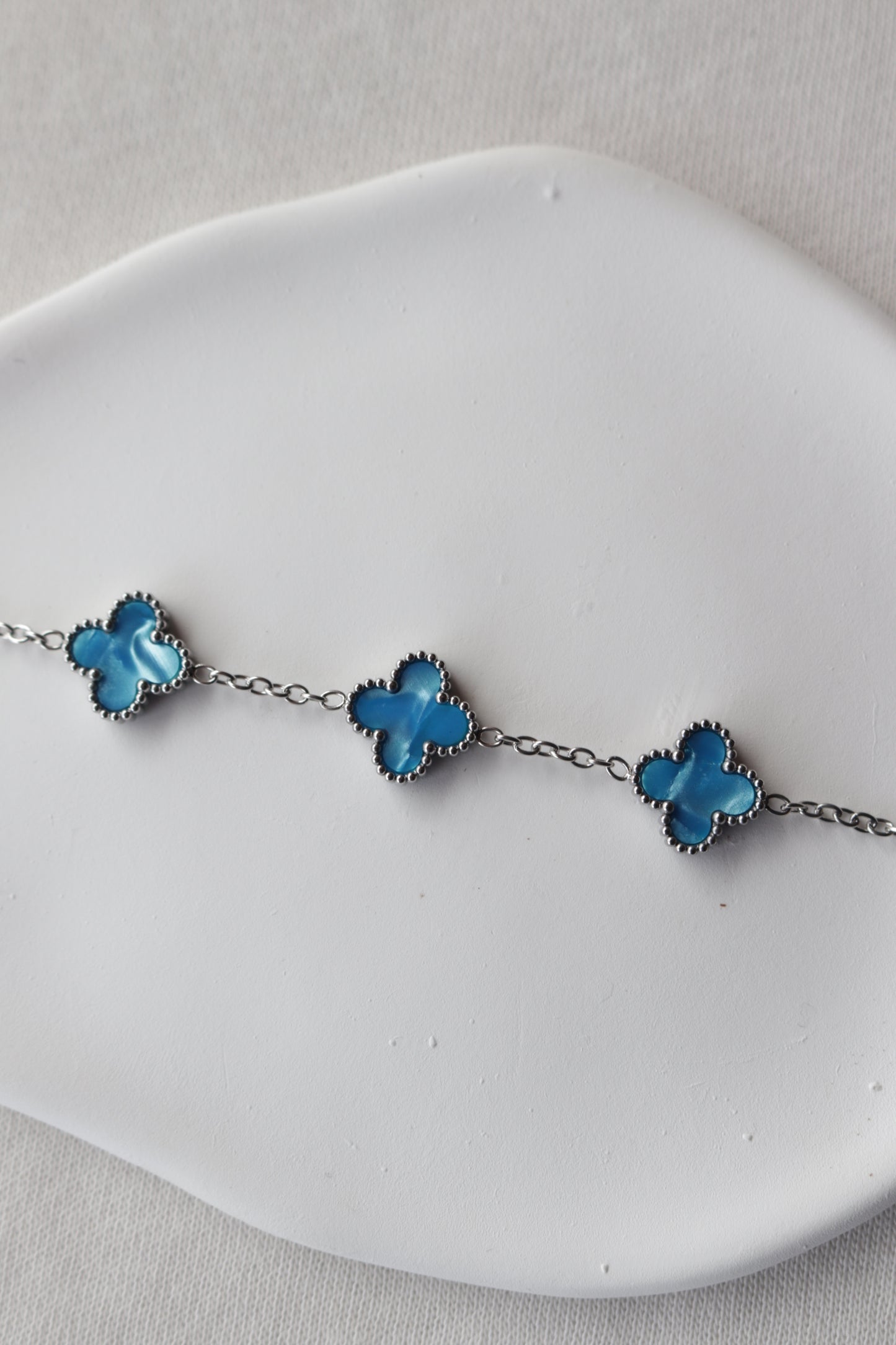 Pulseira de Aço Prateado de 5 Trevos Azuis Madrepérola