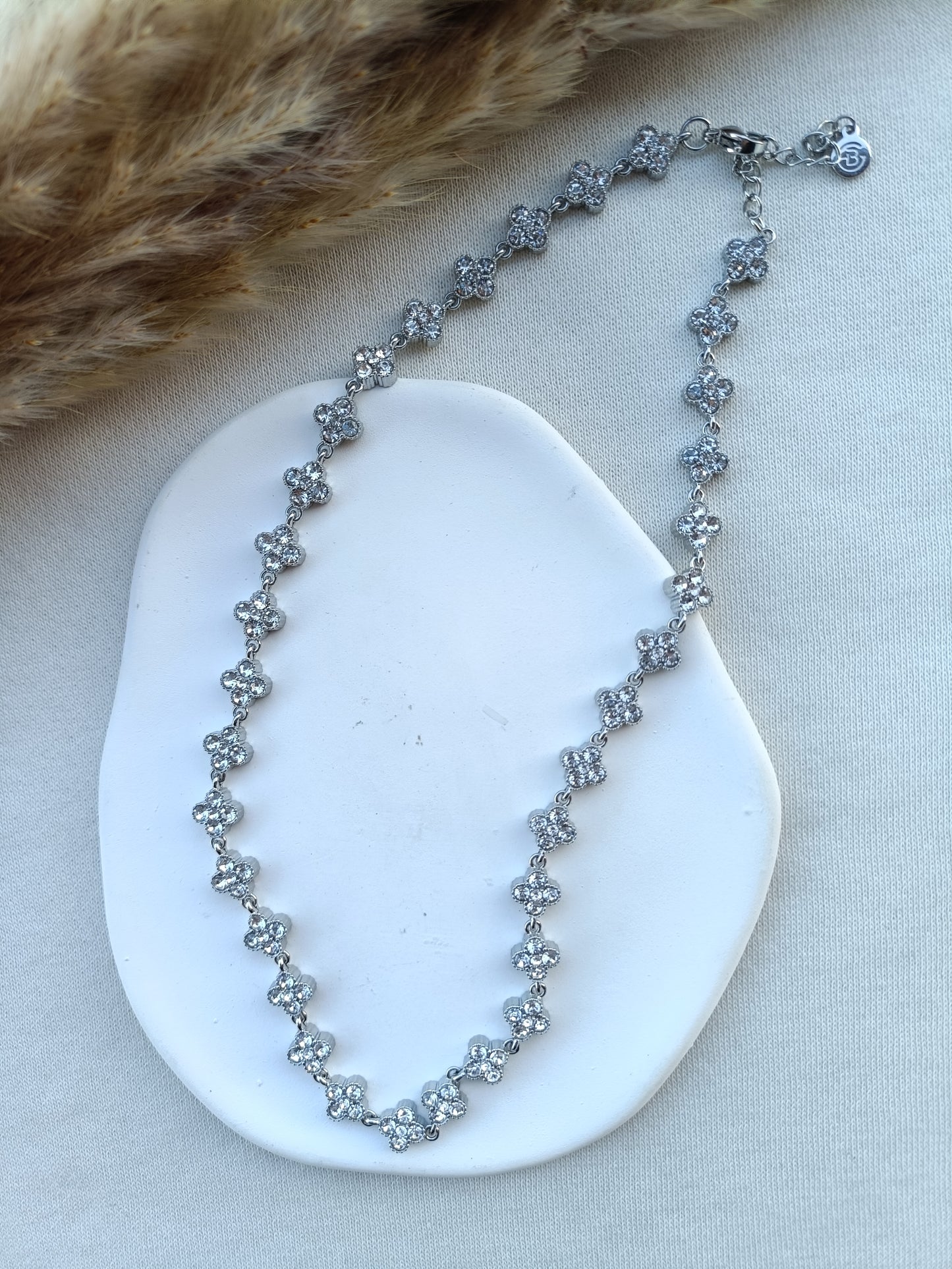 Colar de Aço Prateado Inspiração Swarovski de Trevo com Brilhantes