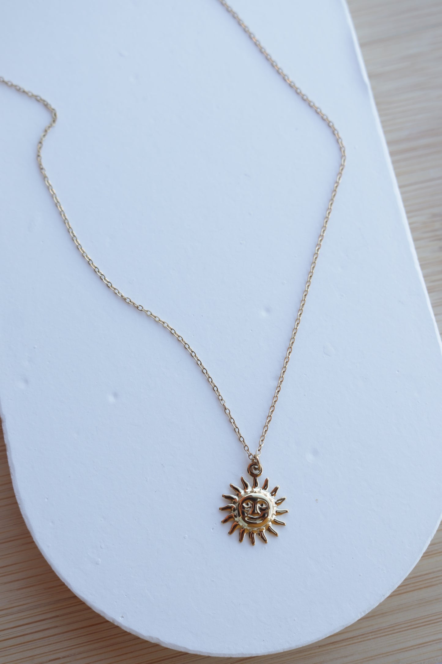 Colar de Aço Dourado com Sol