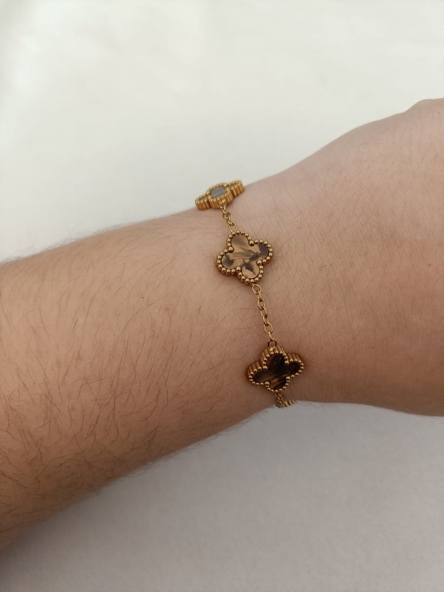 Pulseira de Aço Dourado de 5 Trevos Castanhos Madrepérola