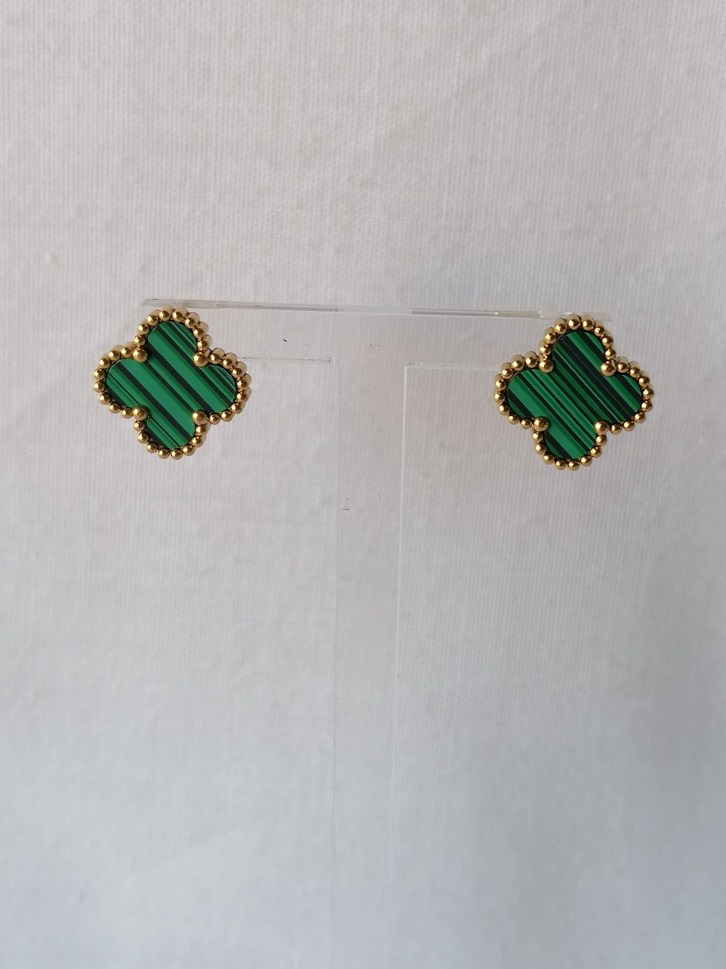 Brincos de Aço Dourado de Trevo Verde