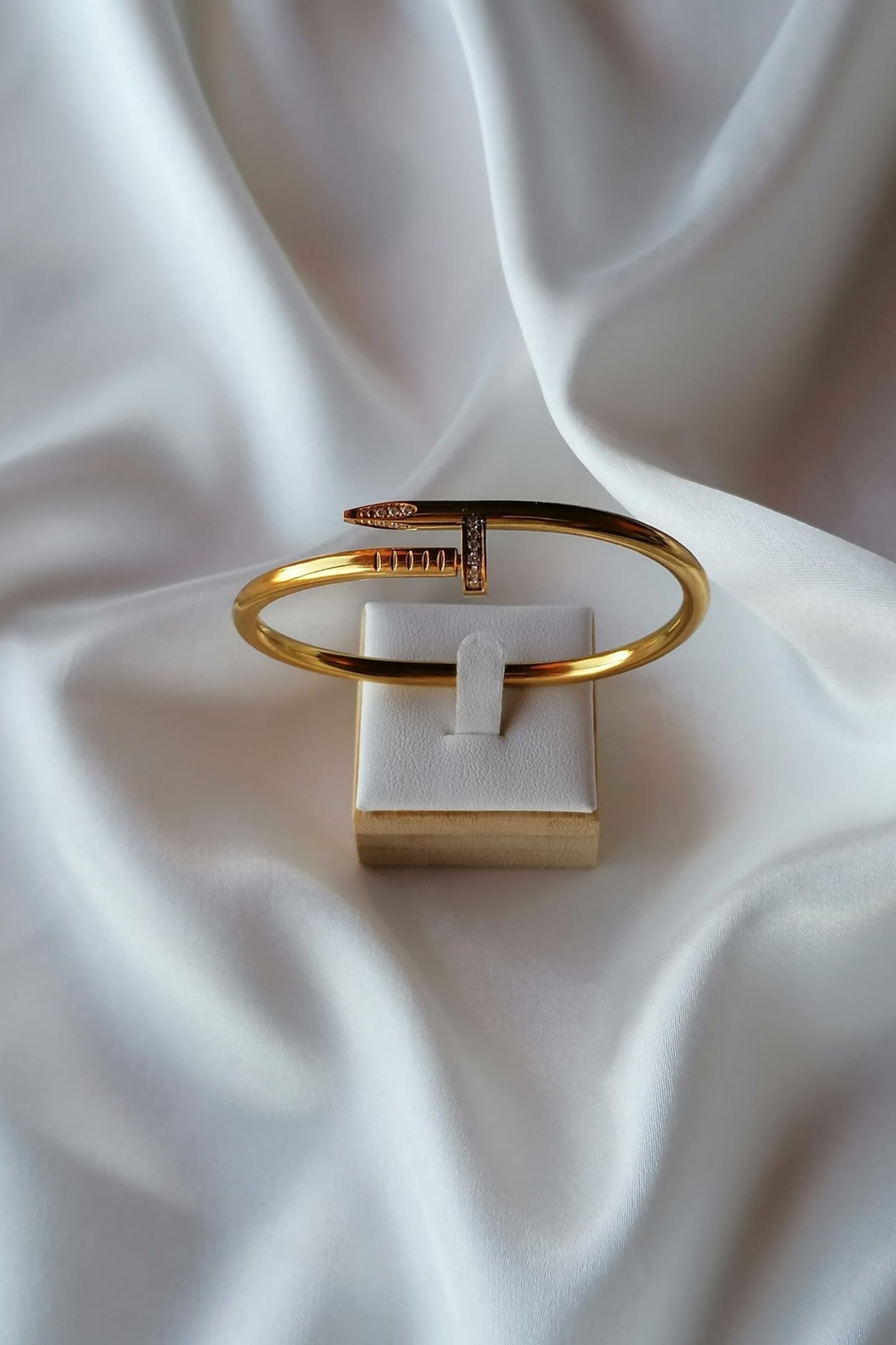 Pulseira de Aço Dourado de Prego com Brilhantes