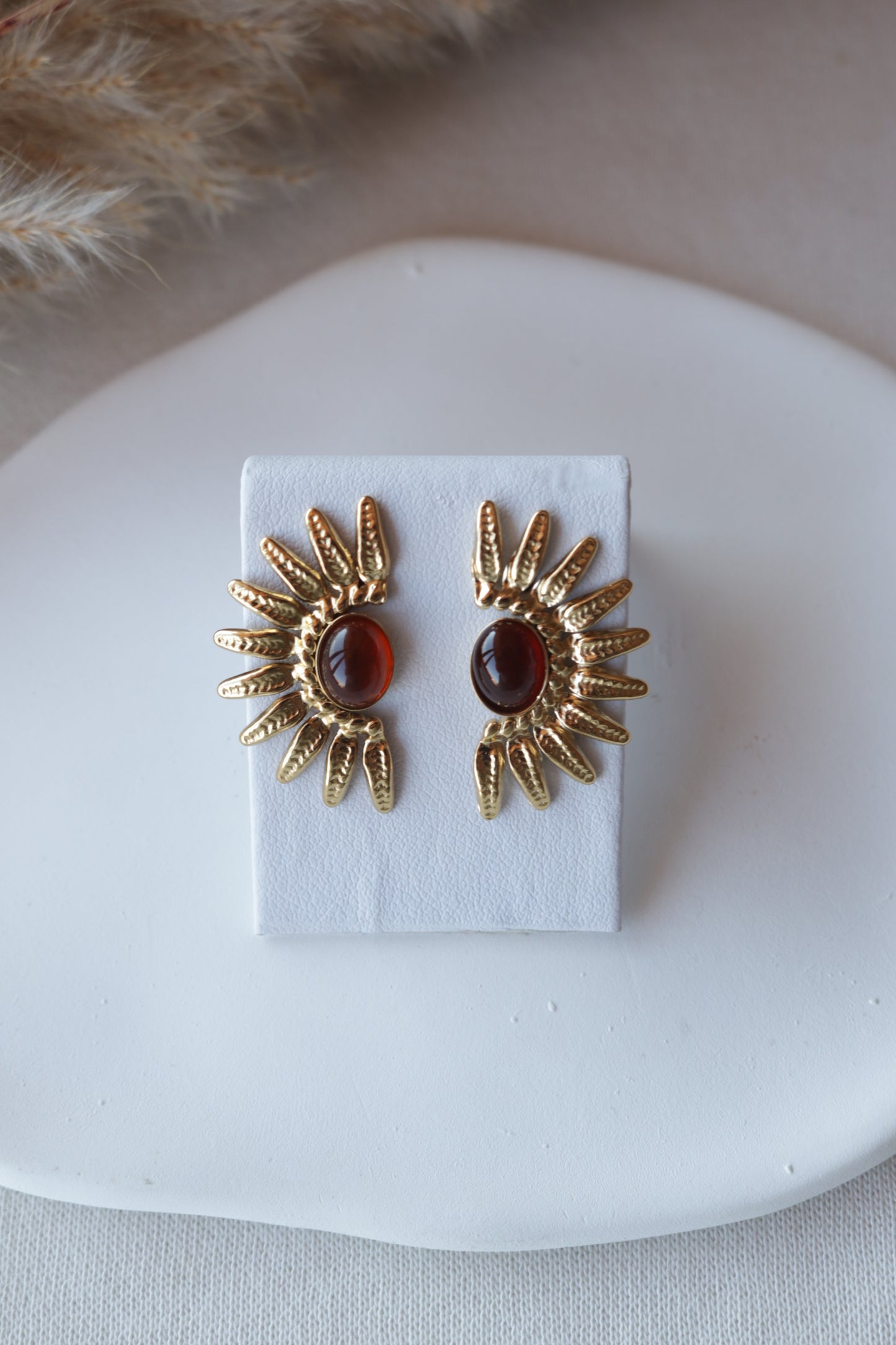 Brincos de Aço Dourado de Meia Flor com Pérola Castanha