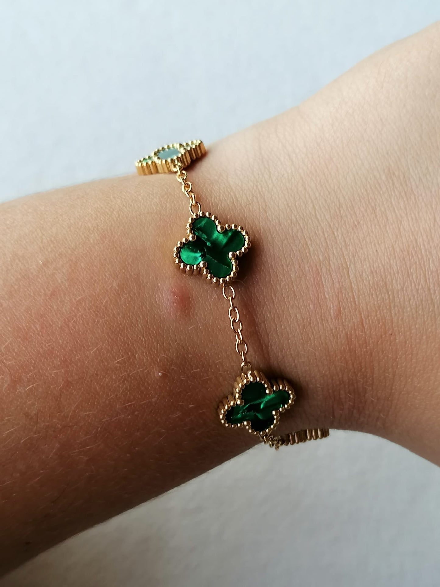 Pulseira de Aço Dourado de 5 Trevos Verdes Madrepérola