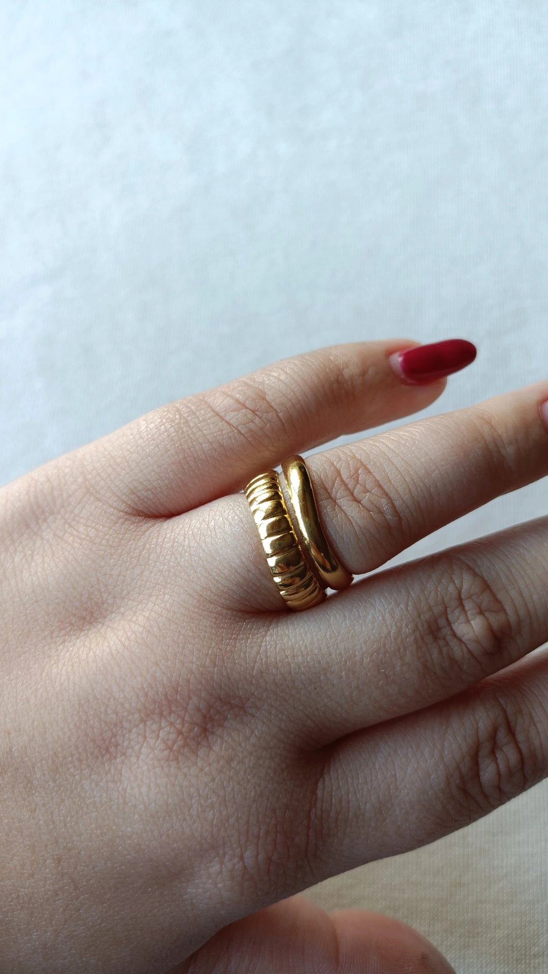 Anel de Aço Dourado de Ondas Duplo