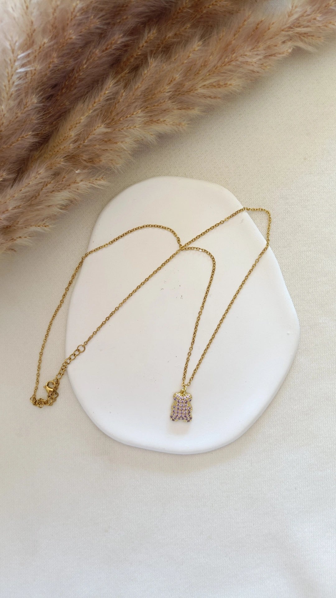 Colar de Aço Dourado de Urso com Brilhantes Lilás