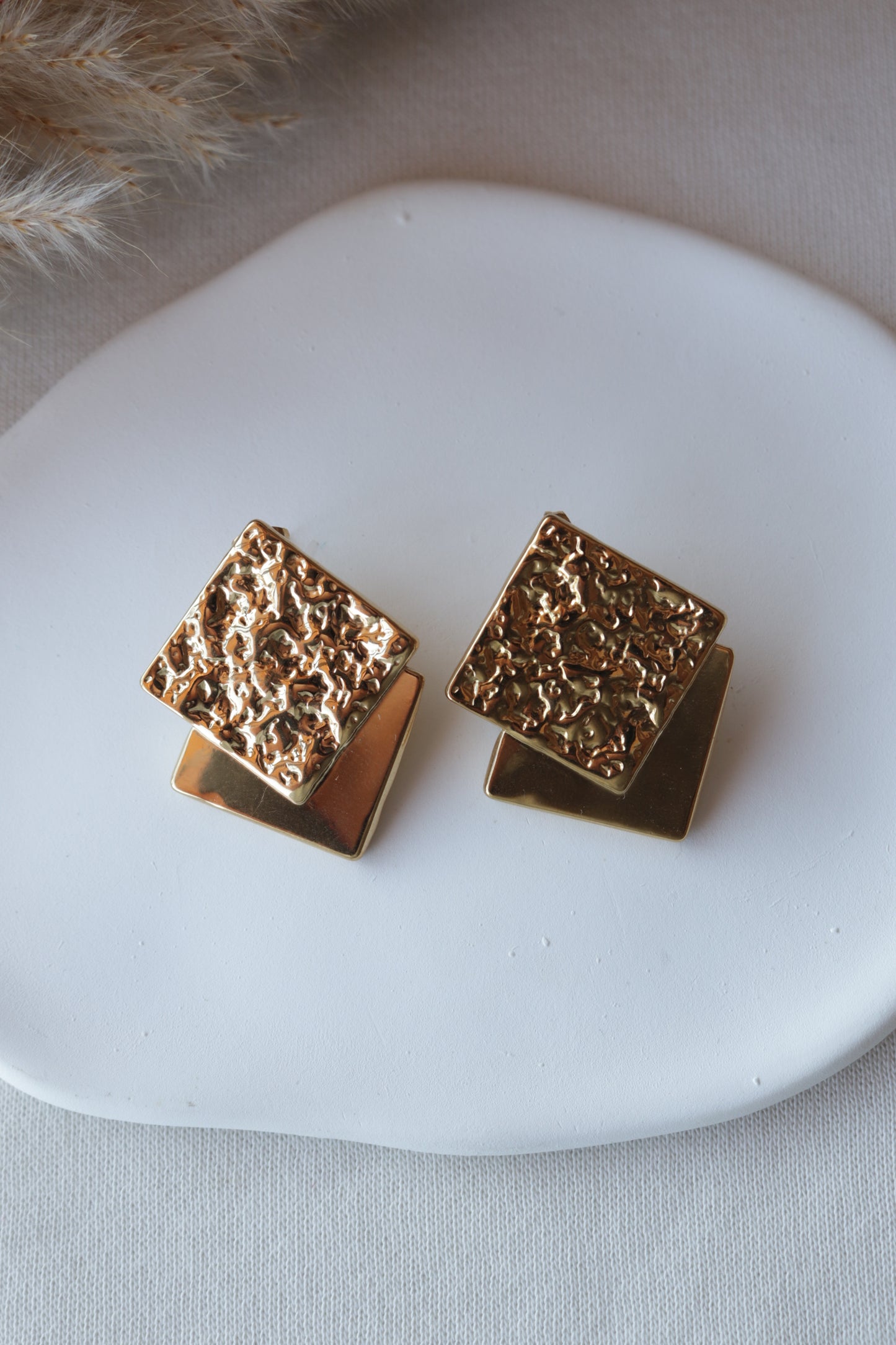 Brincos de Aço Dourado Quadrangulares Duplos