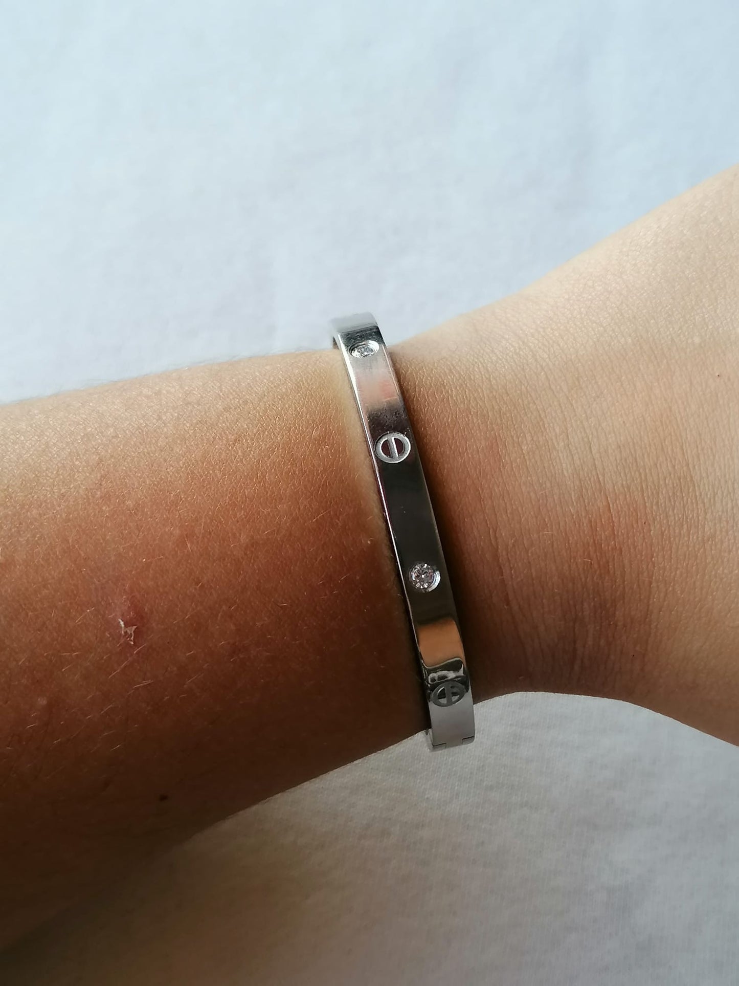 Pulseira de Aço Prateado Rígida com Brilhantes