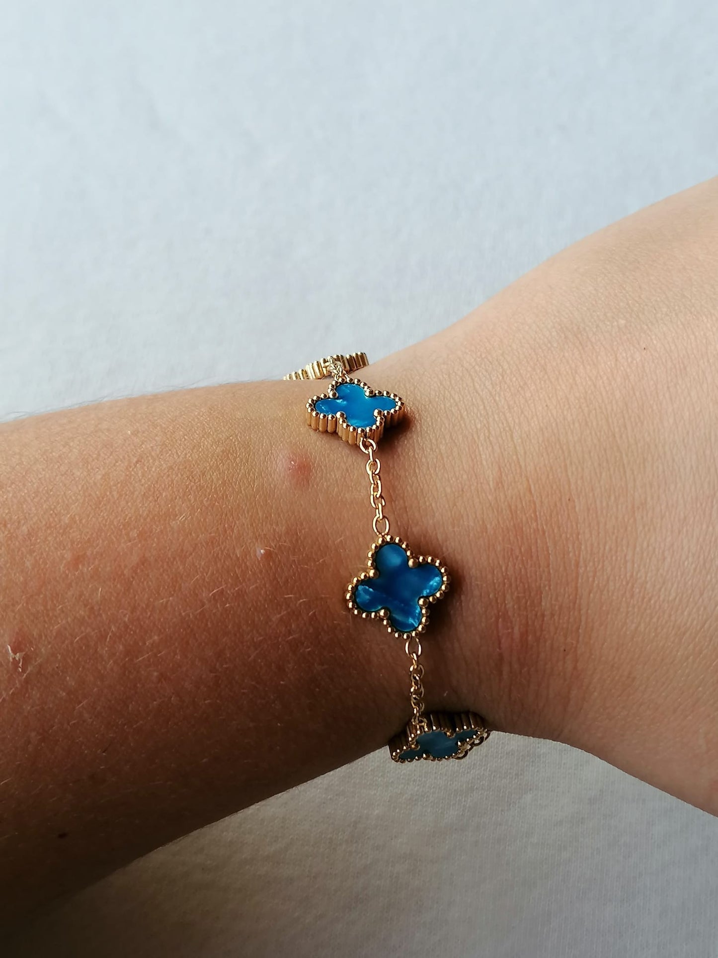 Pulseira de Aço Dourado de 5 Trevos Azul Madrepérola