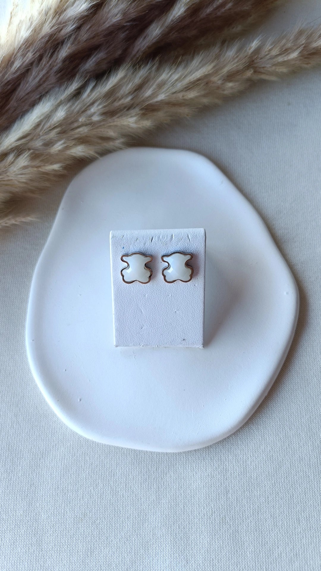 Brincos de Aço Prateado de Urso Branco Madrepérola