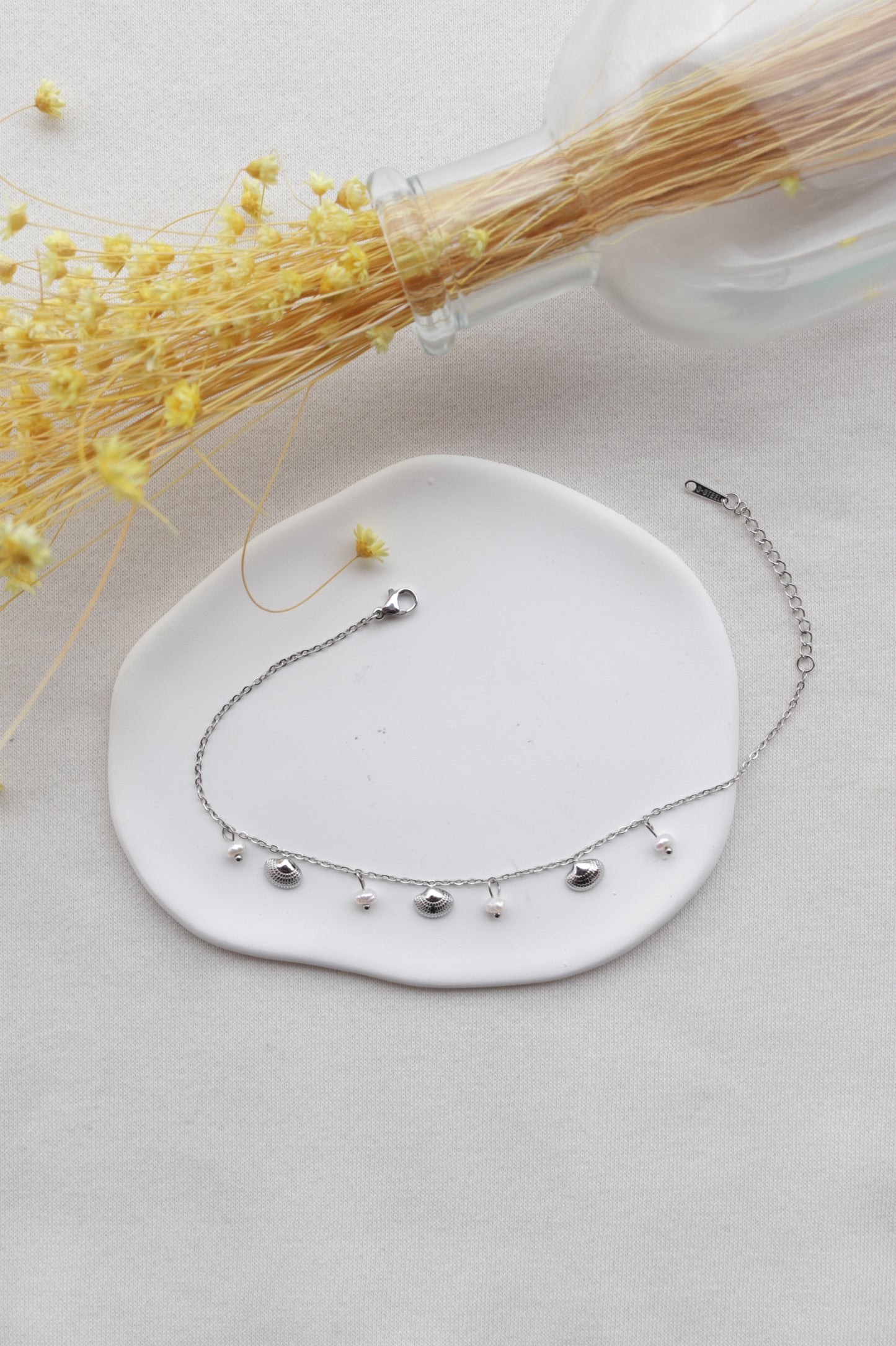 Pulseira de Aço Prateado de Pé com Conchas