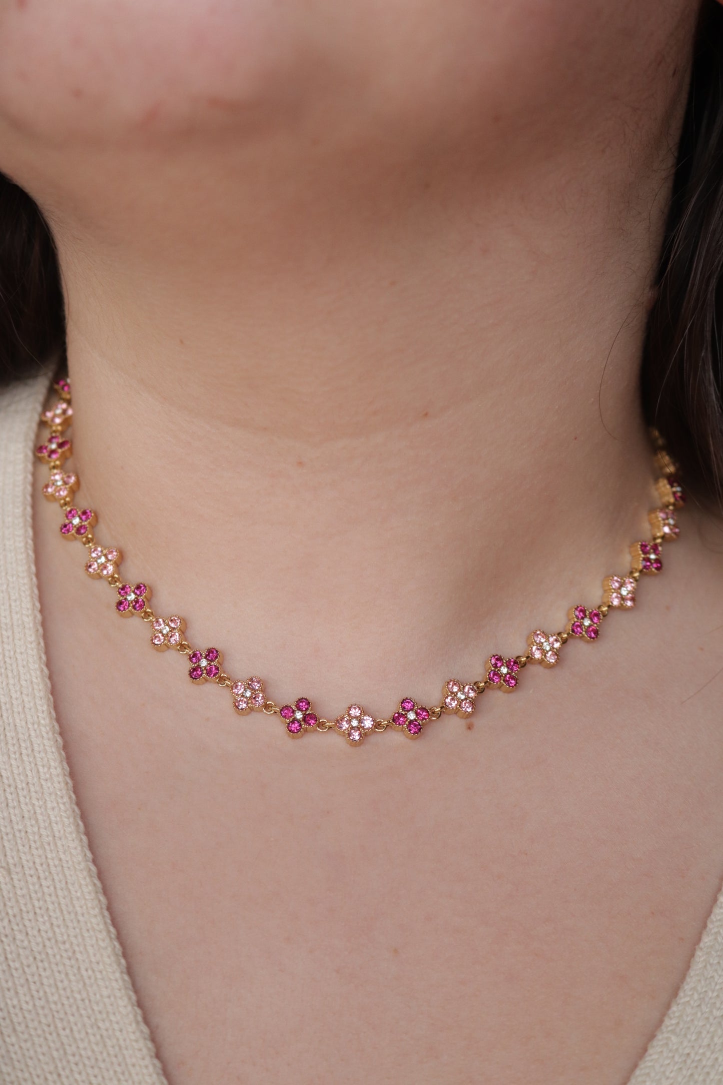 Colar de Aço Dourado Inspiração Swarovski de Trevo com Brilhantes Rosa