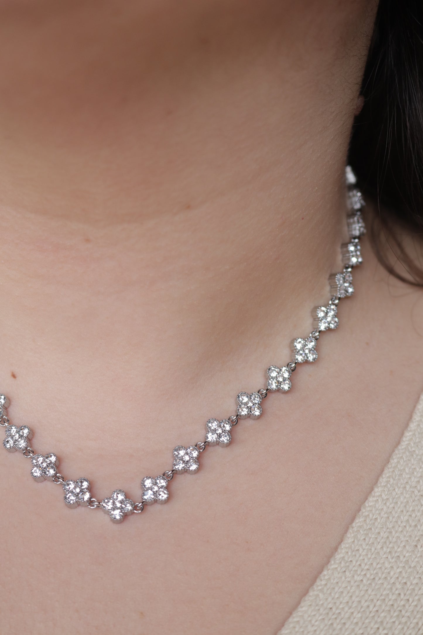 Colar de Aço Prateado Inspiração Swarovski de Trevo com Brilhantes