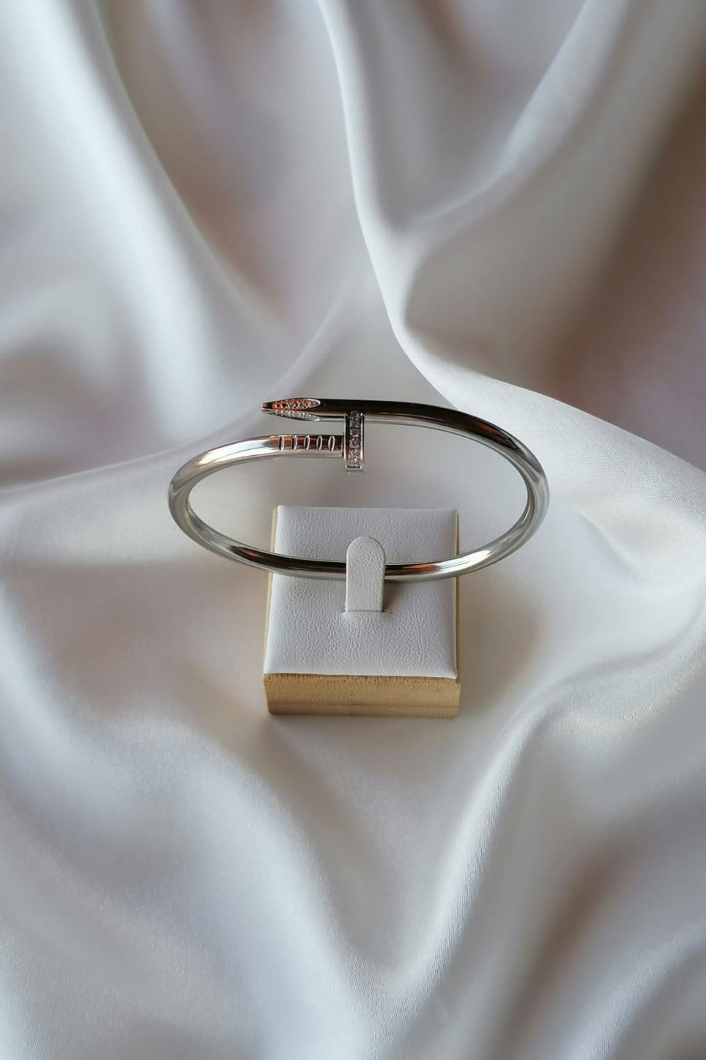 Pulseira de Aço Prateado de Prego com Brilhantes