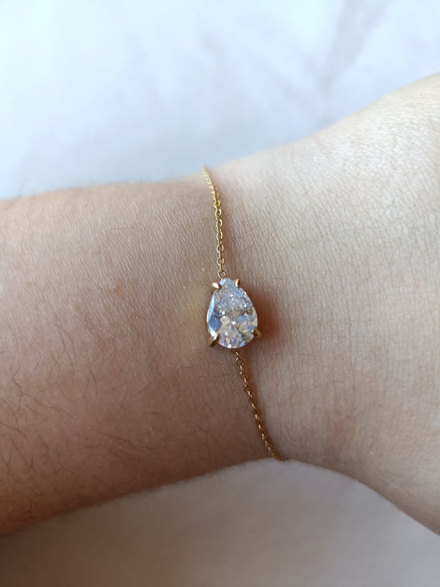 Pulseira de Aço Dourado com Zircónica Branca de Gota