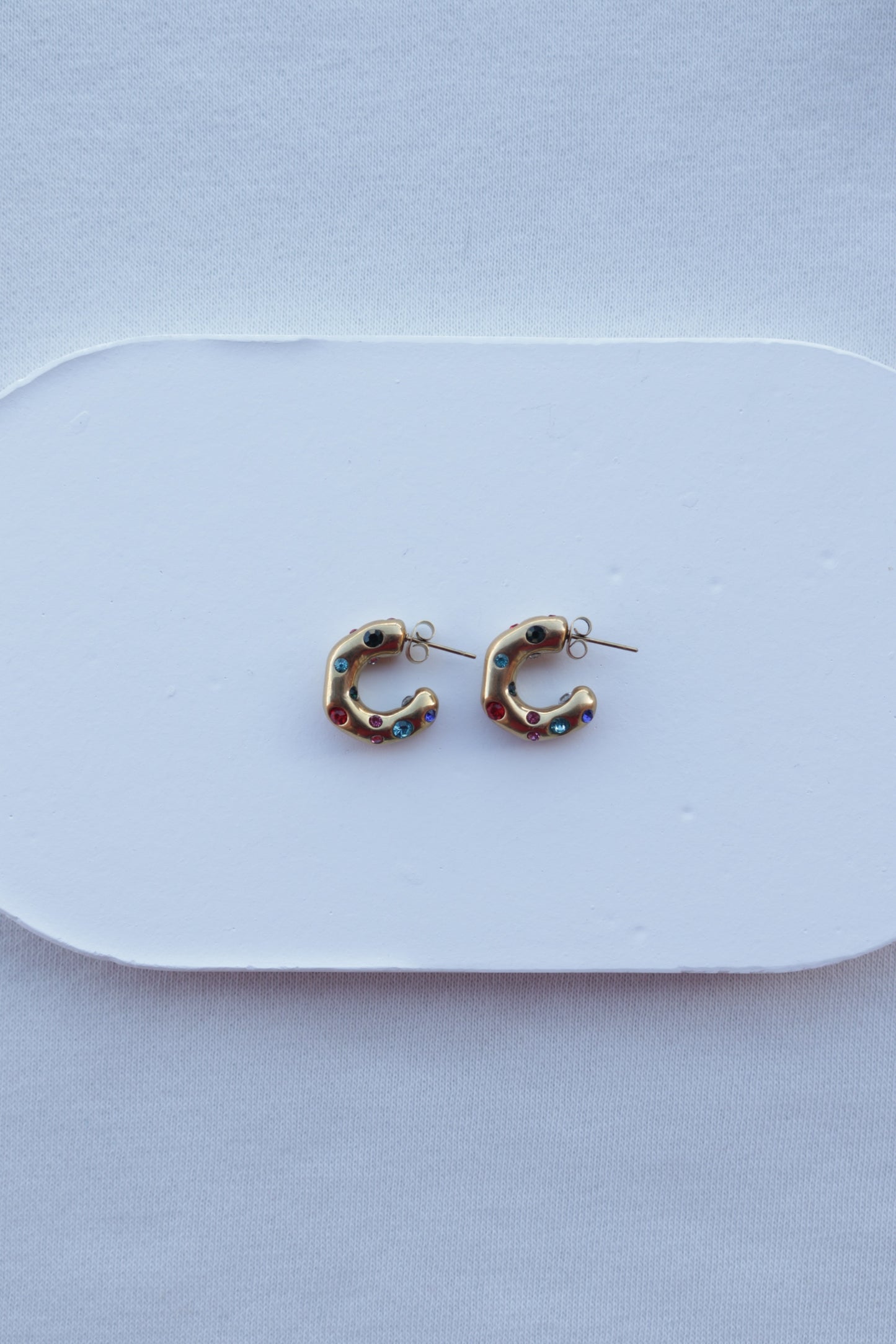 Argolas de Aço Dourado com Zircónicas Coloridas