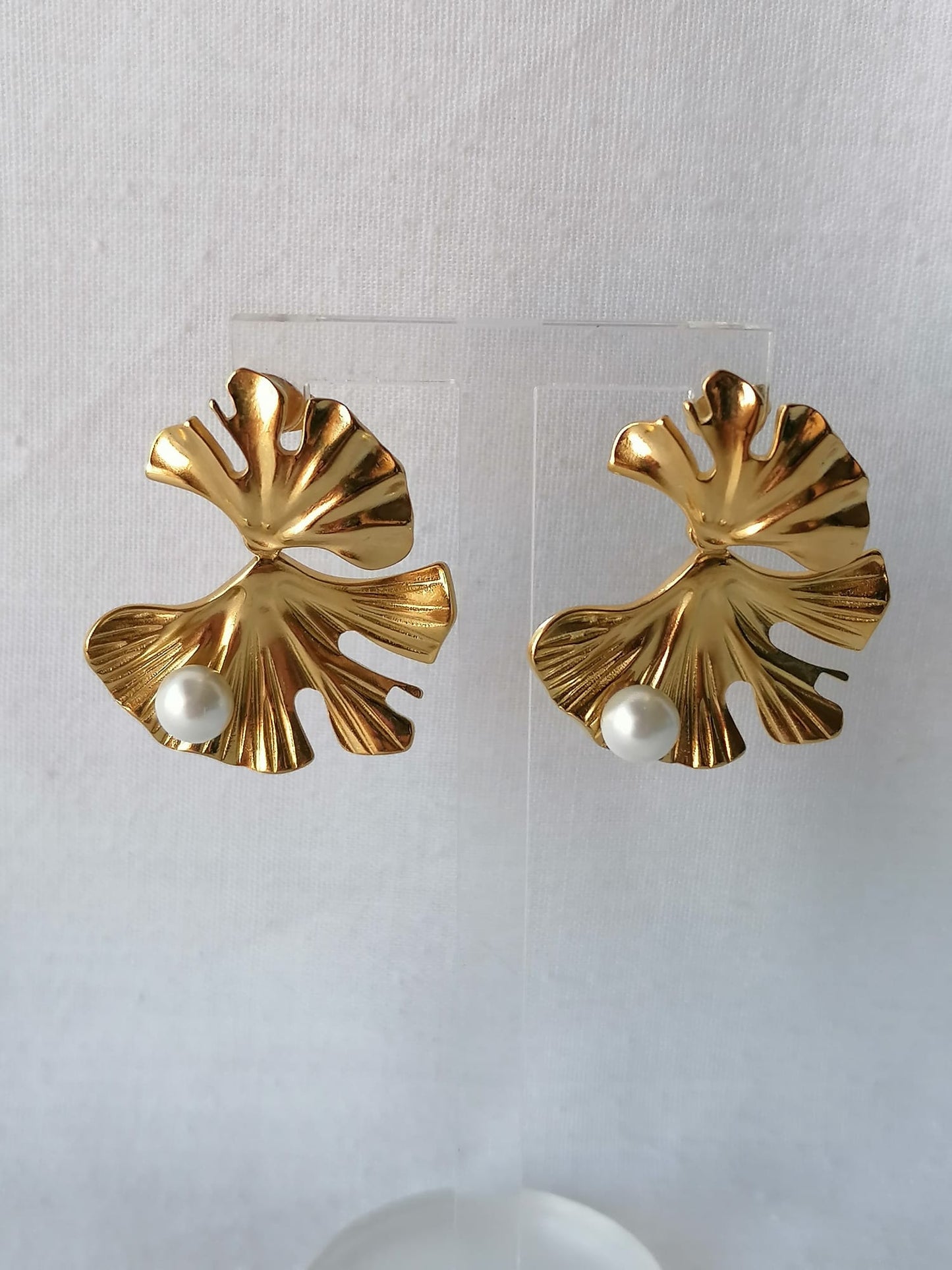 Brincos de Aço Dourado de Dupla Folha com Pérola