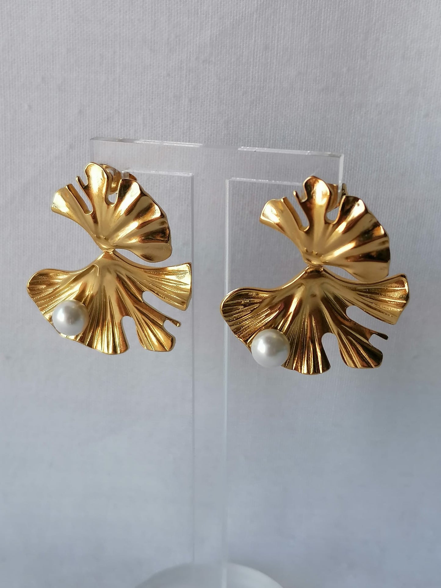 Brincos de Aço Dourado de Dupla Folha com Pérola