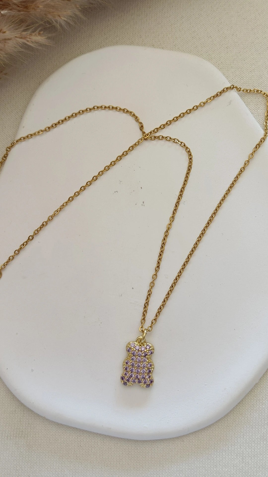 Colar de Aço Dourado de Urso com Brilhantes Lilás