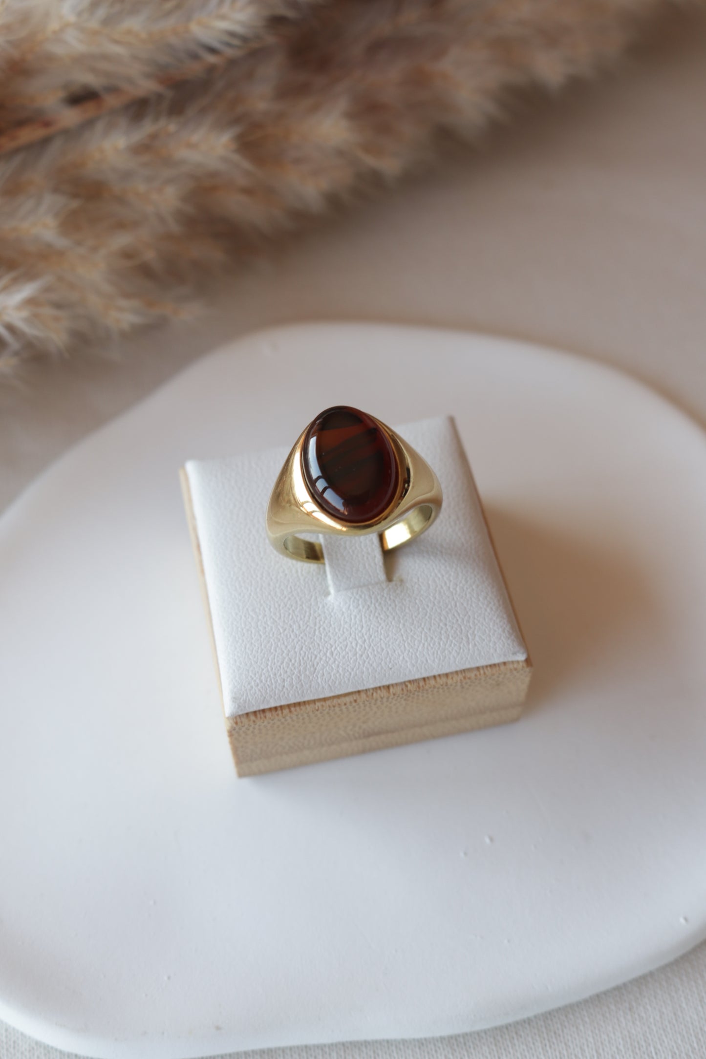 Anel de Aço Dourado com Pérola Castanha