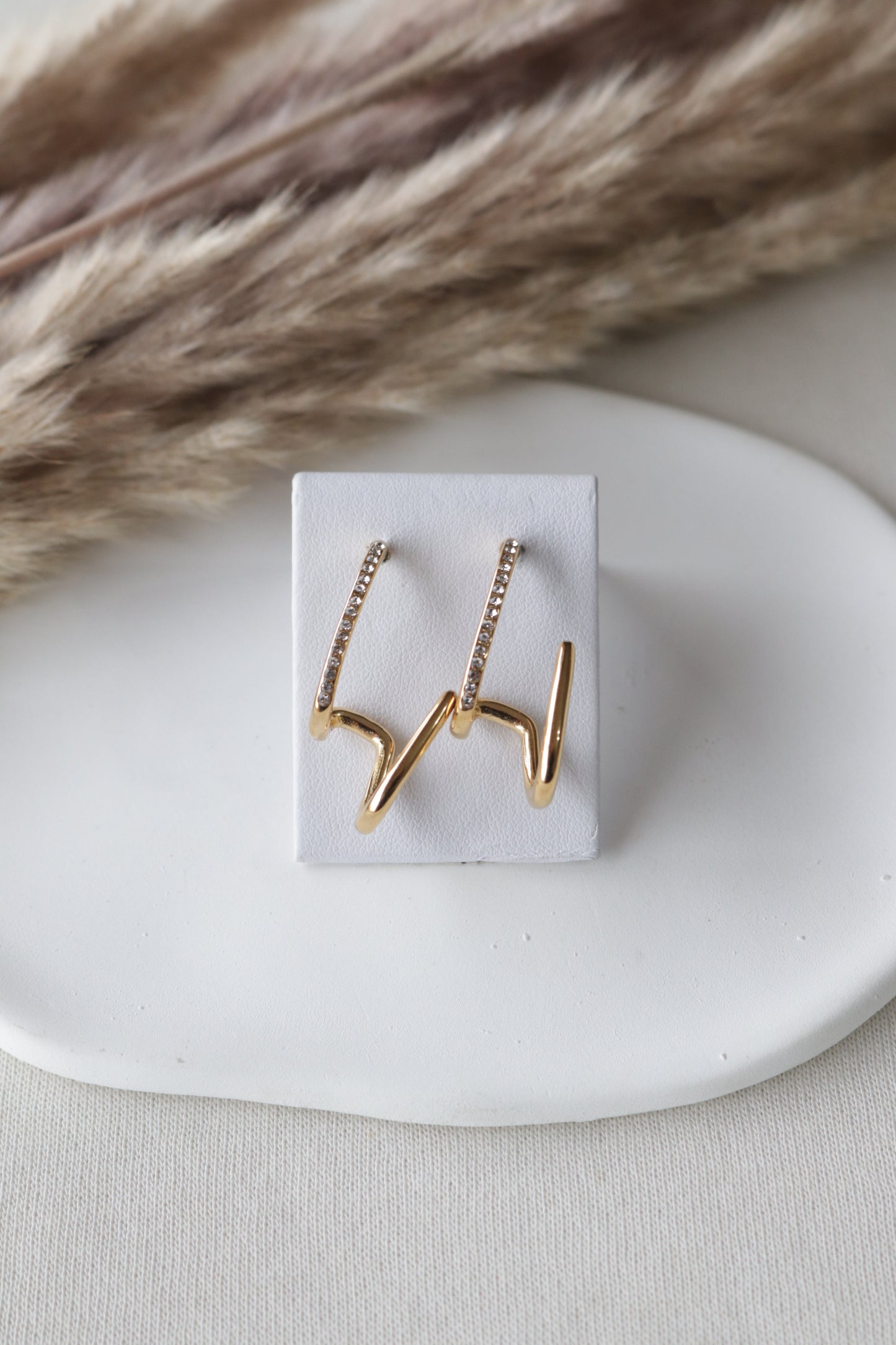 Brincos de Aço Dourado Ondulado com Zircônias