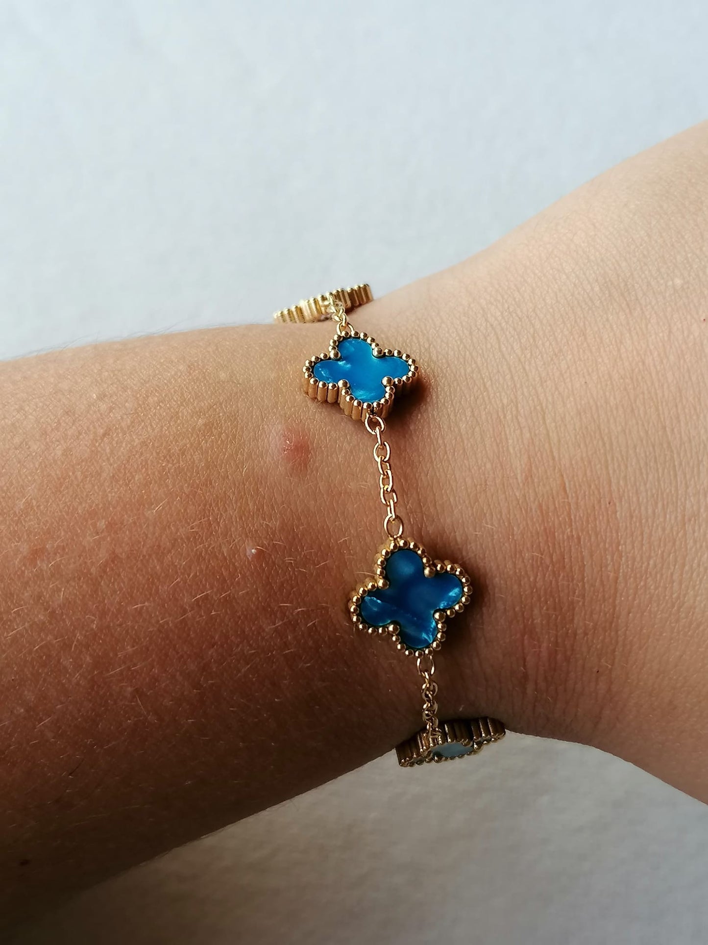Pulseira de Aço Dourado de 5 Trevos Azul Madrepérola