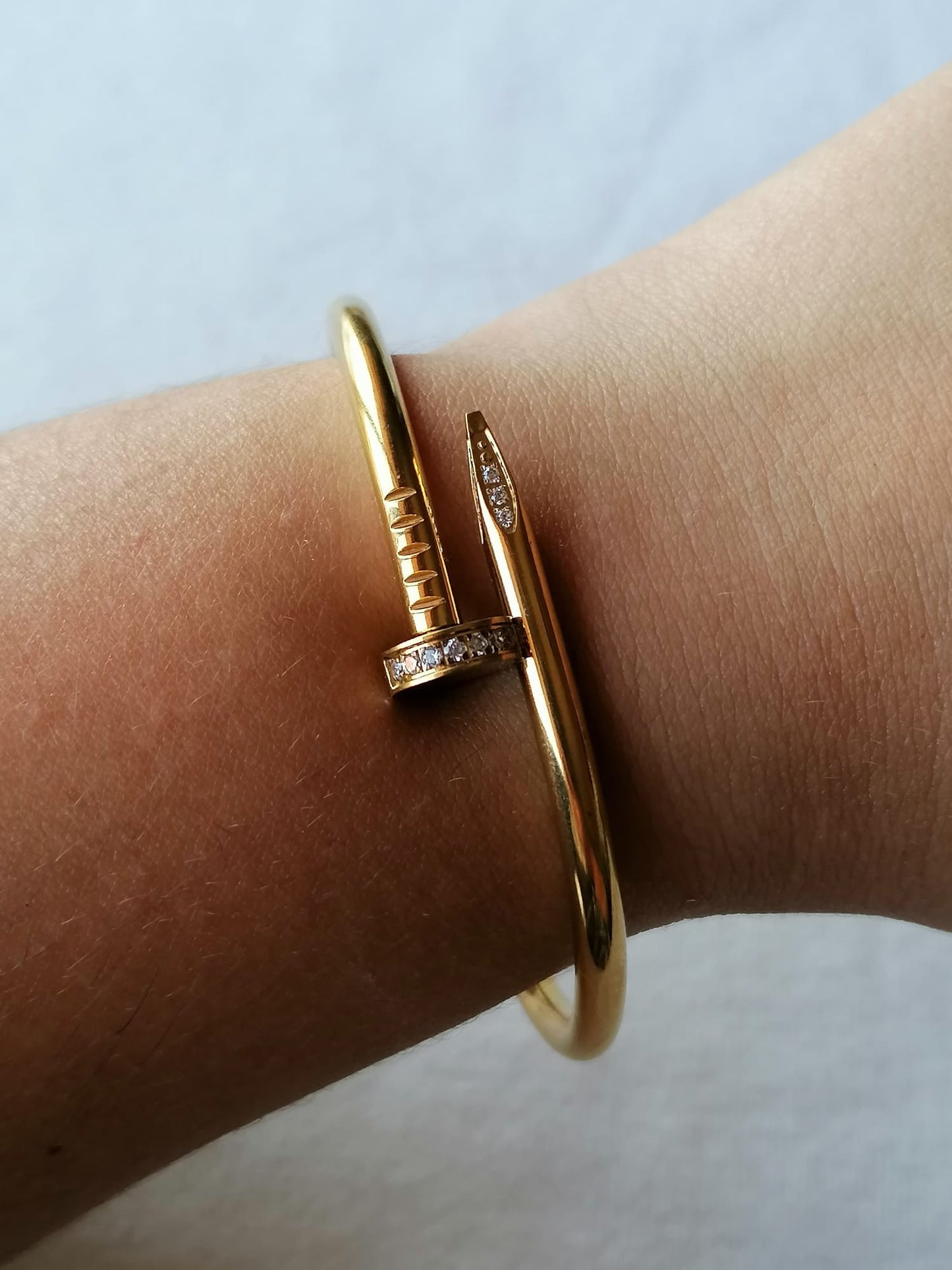 Pulseira de Aço Dourado de Prego com Brilhantes