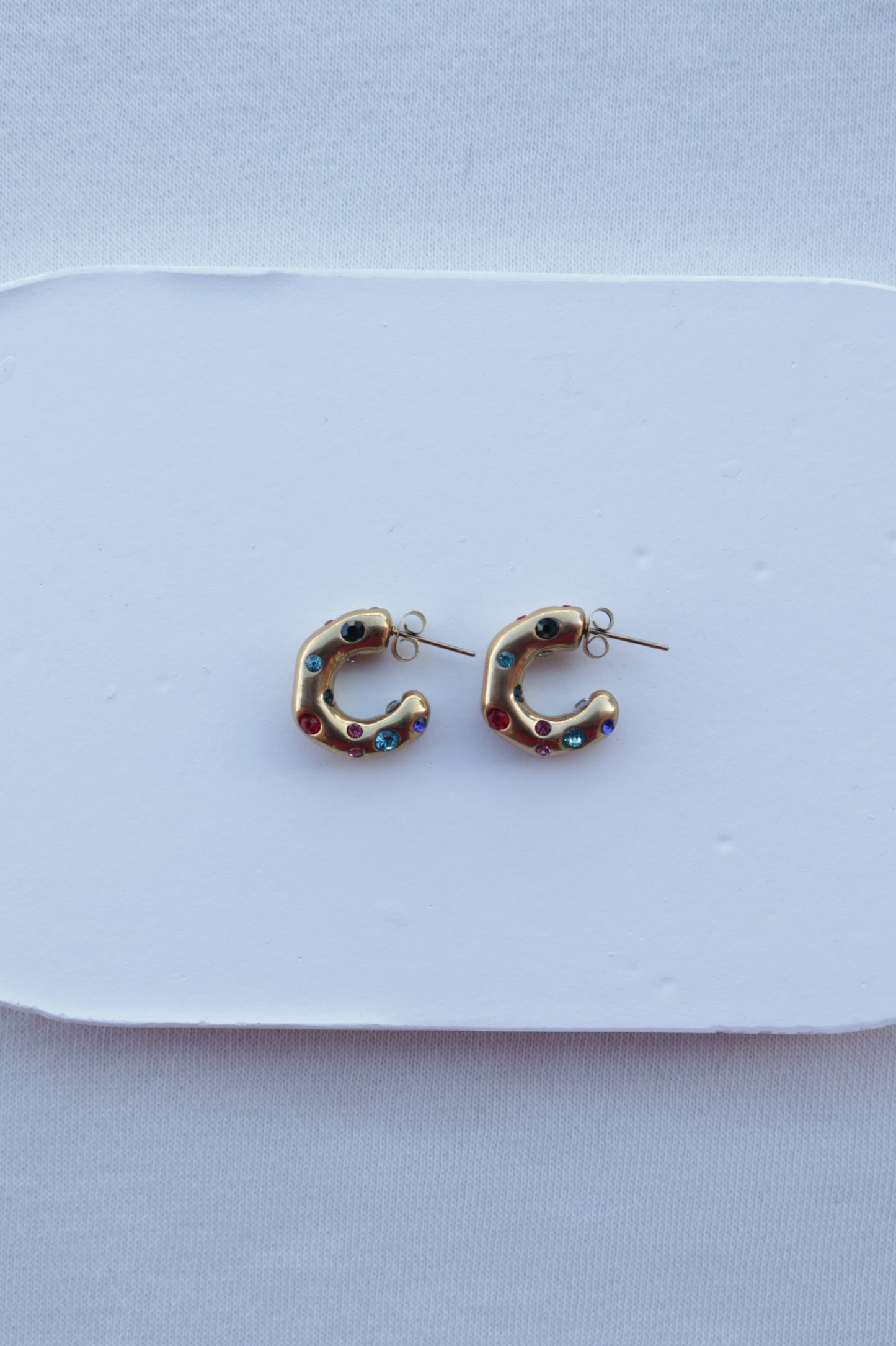 Argolas de Aço Dourado com Zircónicas Coloridas